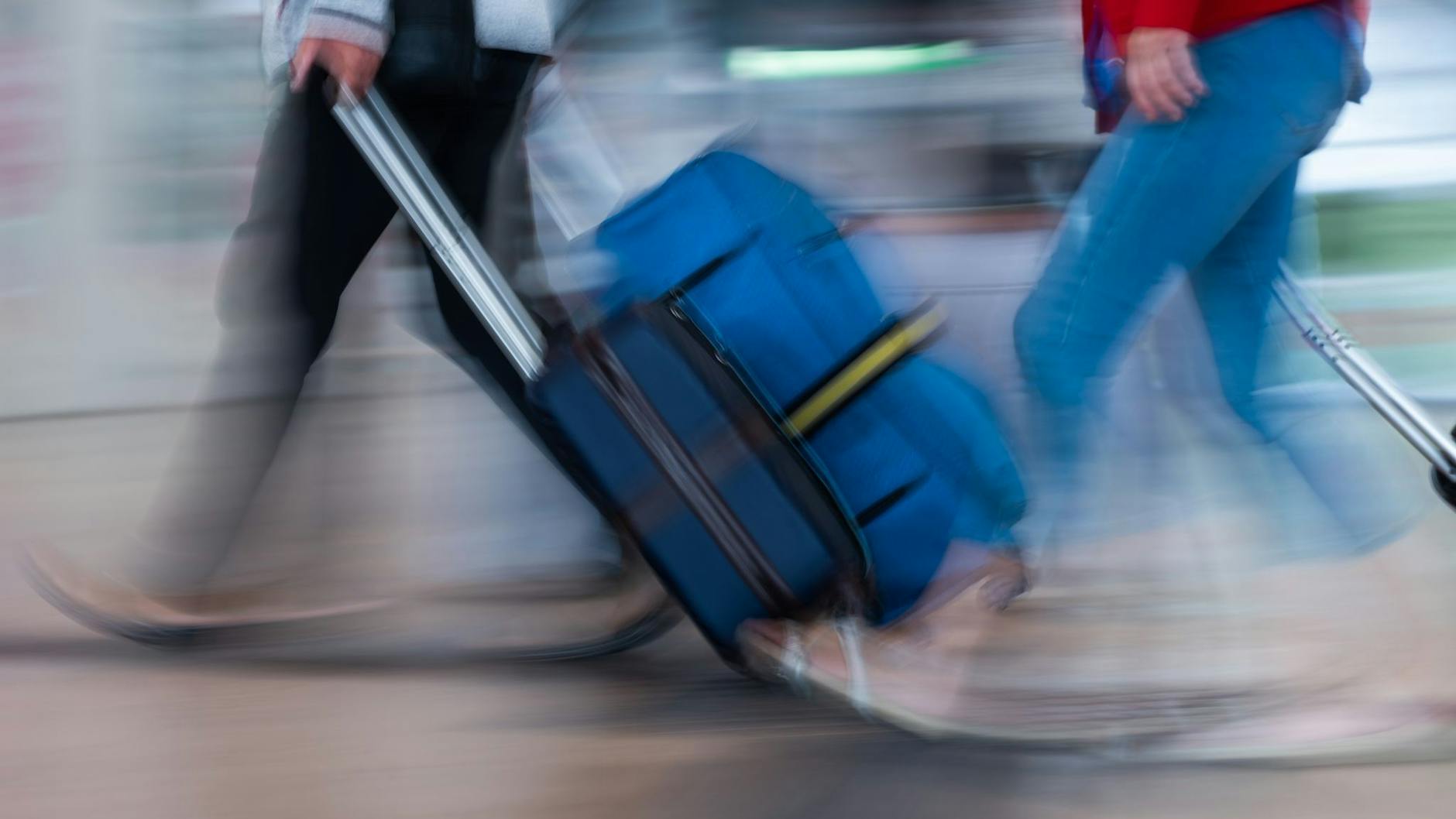 Ein Mann zieht zwei Koffer durch das Terminal vom Flughafen BER. Am Donnerstag den 24.07.2025 beginnen in Berlin und Brandenburg die Sommerferien in den Schulen.