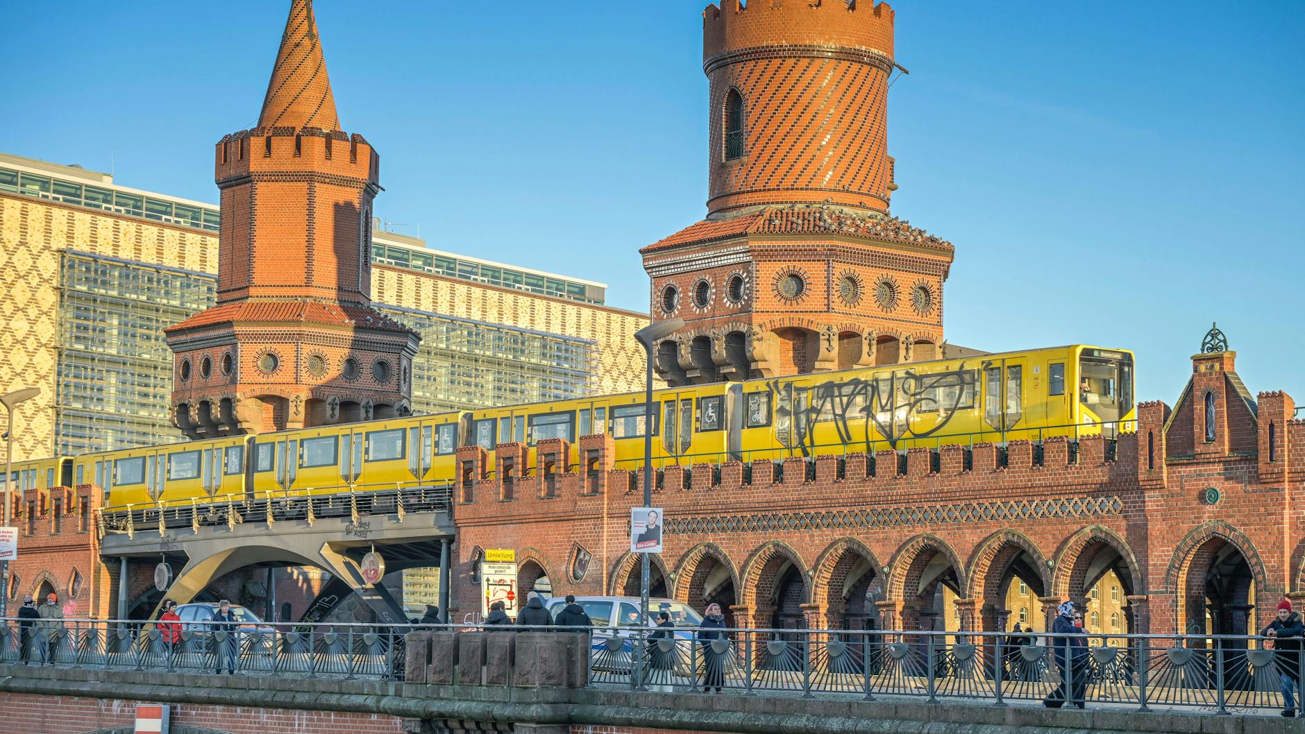 Zwischen Kreuzberg und Friedrichshain nutzen obdachlose Menschen den geschützten Bereich der Oberbaumbrücke als nächtlichen Rückzugsort. Hier riecht es stark nach Urin. (Archivfoto)