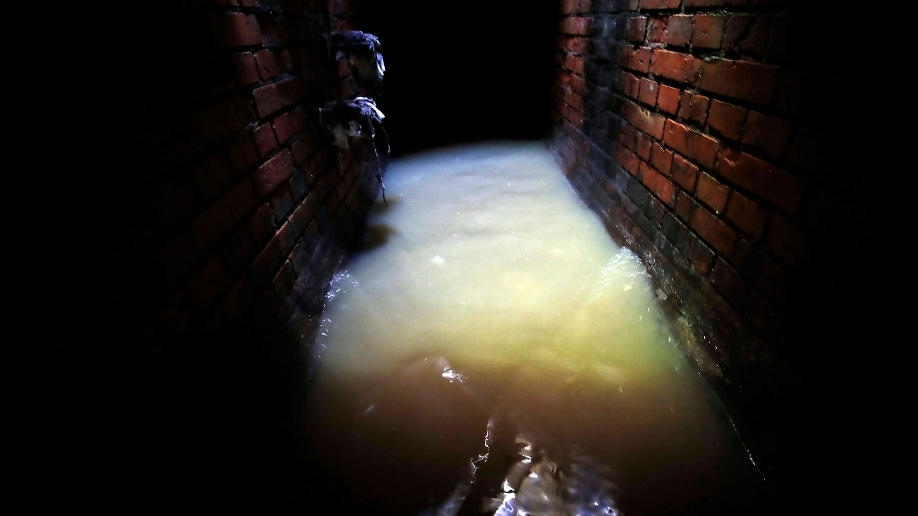 Hier ein Mischwasserkanal unter der Karl-Marx-Straße. Die Kanäle werden regelmäßig von den Wasserbetrieben gereinigt. Wo Spülungen nicht ausreichen, setzen sie gezielt nach – mit Filtern, Duftstoffen oder intensiver Reinigung. (Archivfoto)