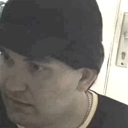 Nach dem Überfall auf das Geldinstitut in der Potsdamer Straße sucht die Polizei diesen Mann.