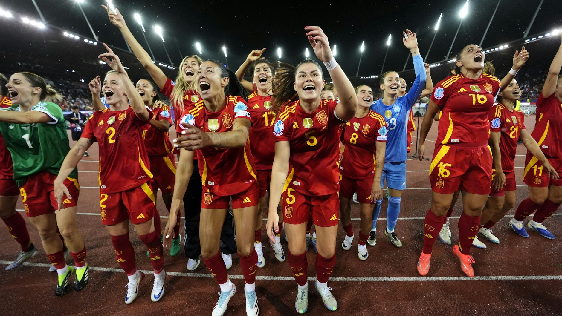 Die spanischen Spielerinnen feiern den späten Sieg übder das DFB-Team.