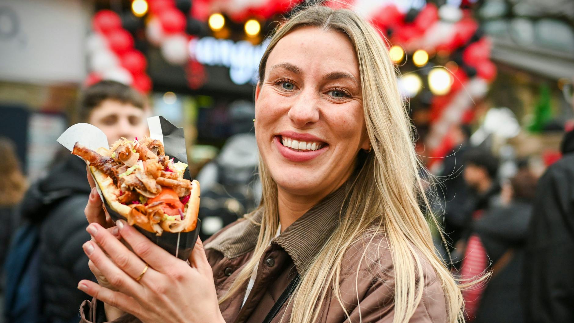 In der Po-up-Filiale am Kottbusser Damm ließen es sich die Fans schmecken.