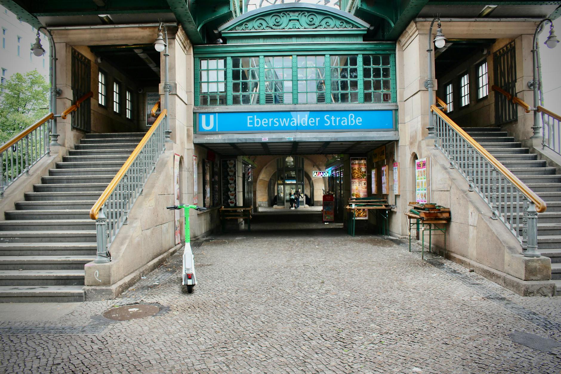 Ein Spaziergang unter der Hochbahn: Von der Eberswalder Straße zur Schönhauser Allee – Alltag im Schatten der U2.