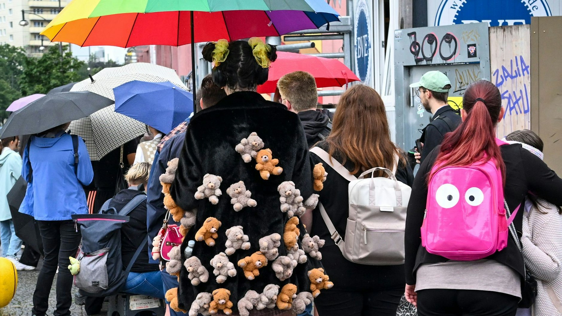 Menschen warten am Einkaufszentrum Alexa auf die&nbsp; Eröffnung des ersten Labubu-Stores Deutschlands.