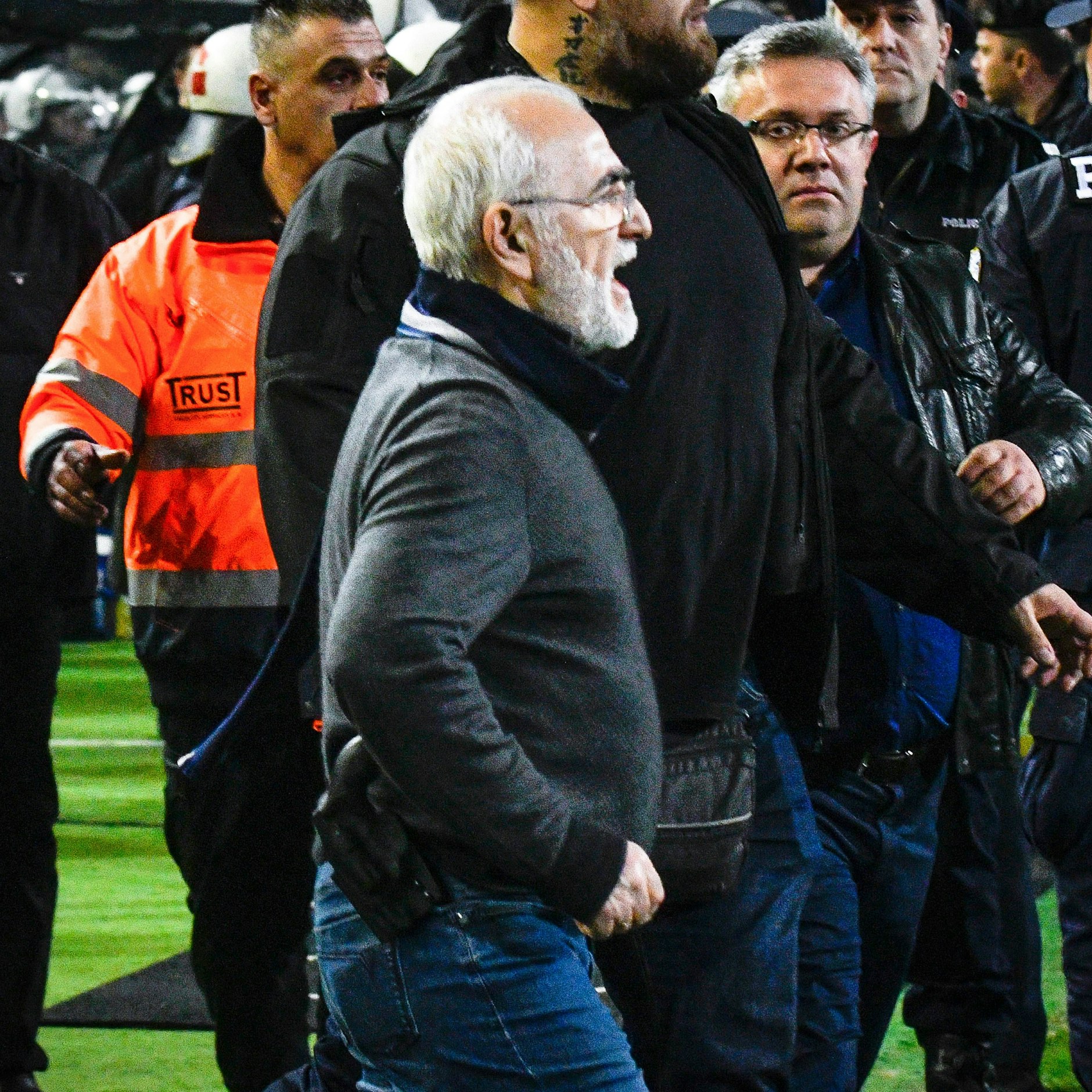 Platzsturm mit Pistole! Im März 2018 sorgte PAOK-Präsident Ivan Savvidis für den größten Skandal im griechischen Fußball.