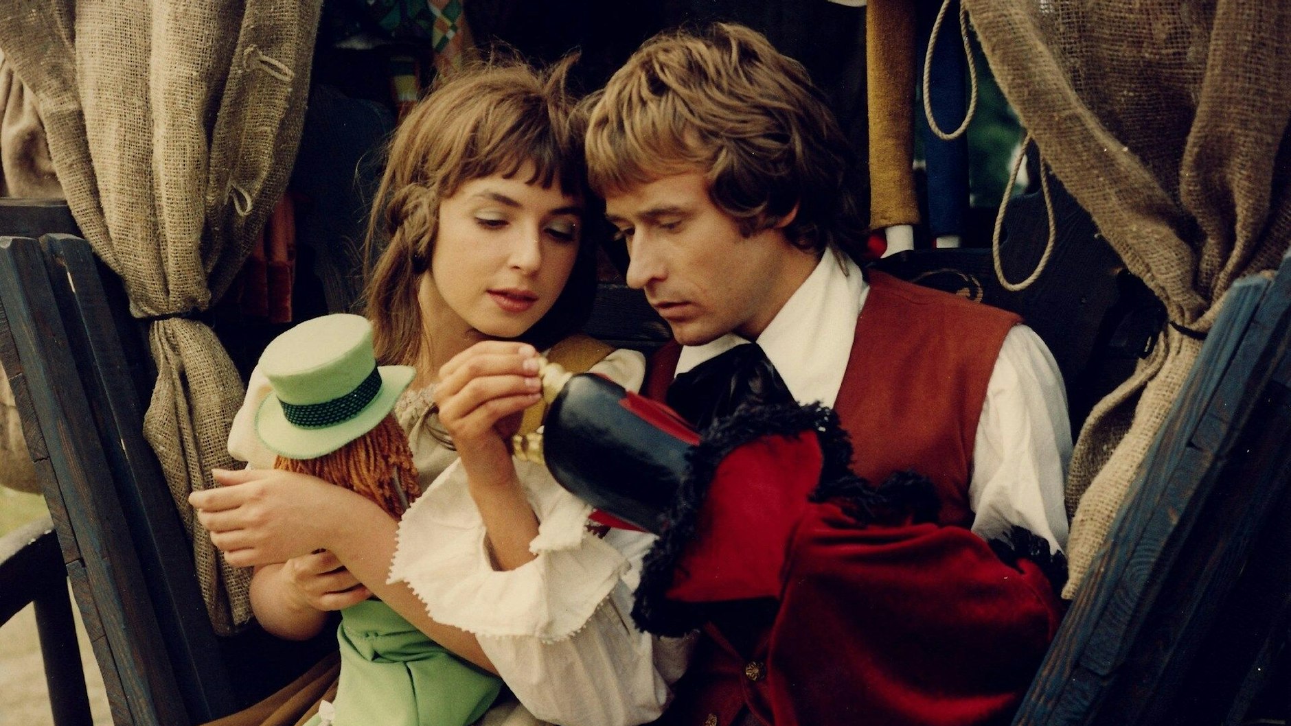 Happy End: Meister Röckle hat den Teufel besiegt und zieht nun mit seinen Freunden Luisa (Simone von Zglinicki) und Jacob (Matthias Günther) durch die Lande, um in einem Puppentheaterstück davon zu erzählen, wie der Teufel besiegt werden kann.