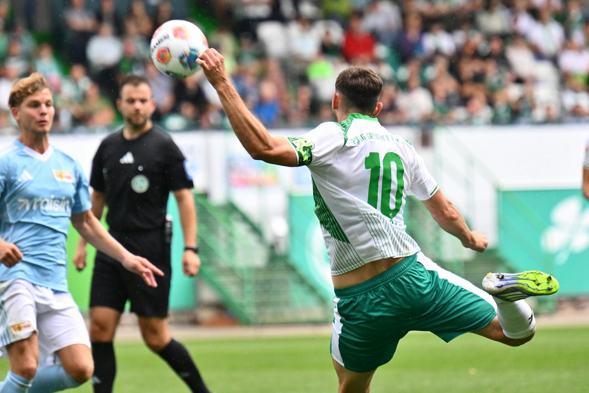 Zu schön, um komplett einzufangen: Branimir Hrgota traf für Fürth per Volleyschuss traumhaft zum 1:0 gegen den 1. FC Union.