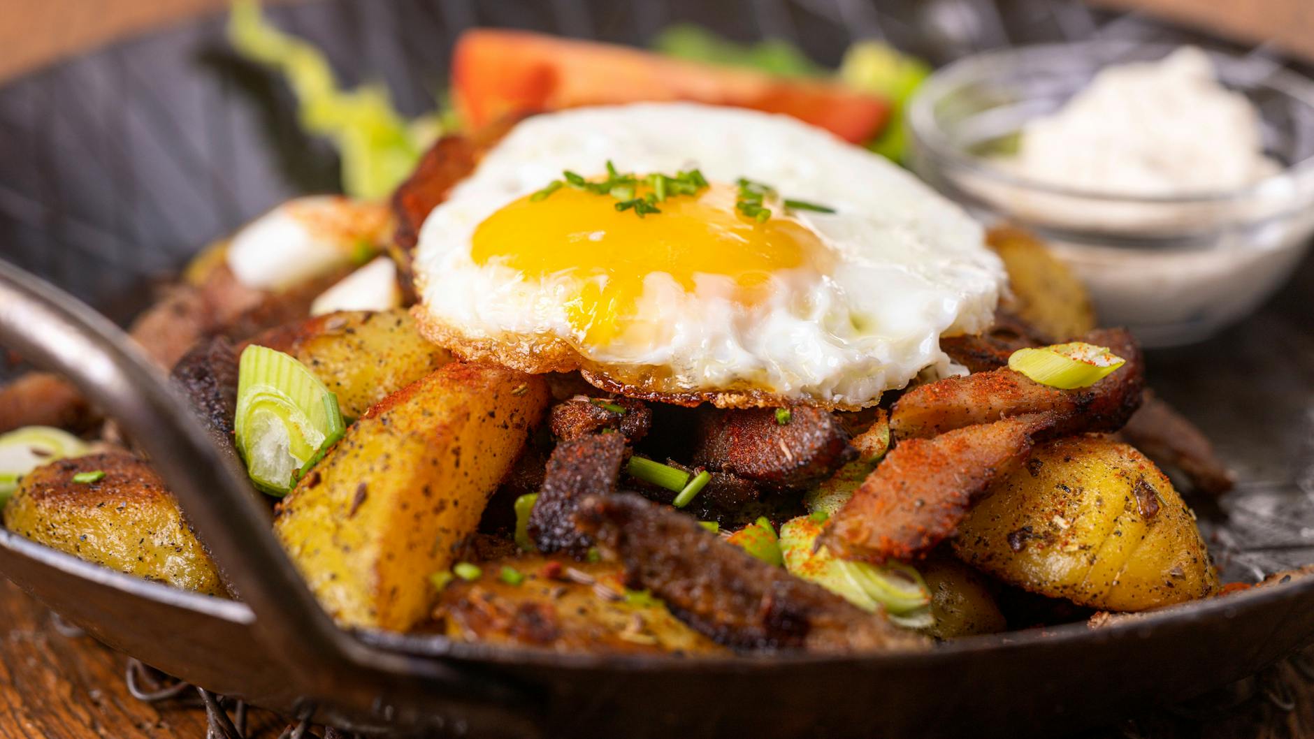 Das Spiegelei für die Kartoffel-Speck-Pfanne kann man auch extra anbraten.