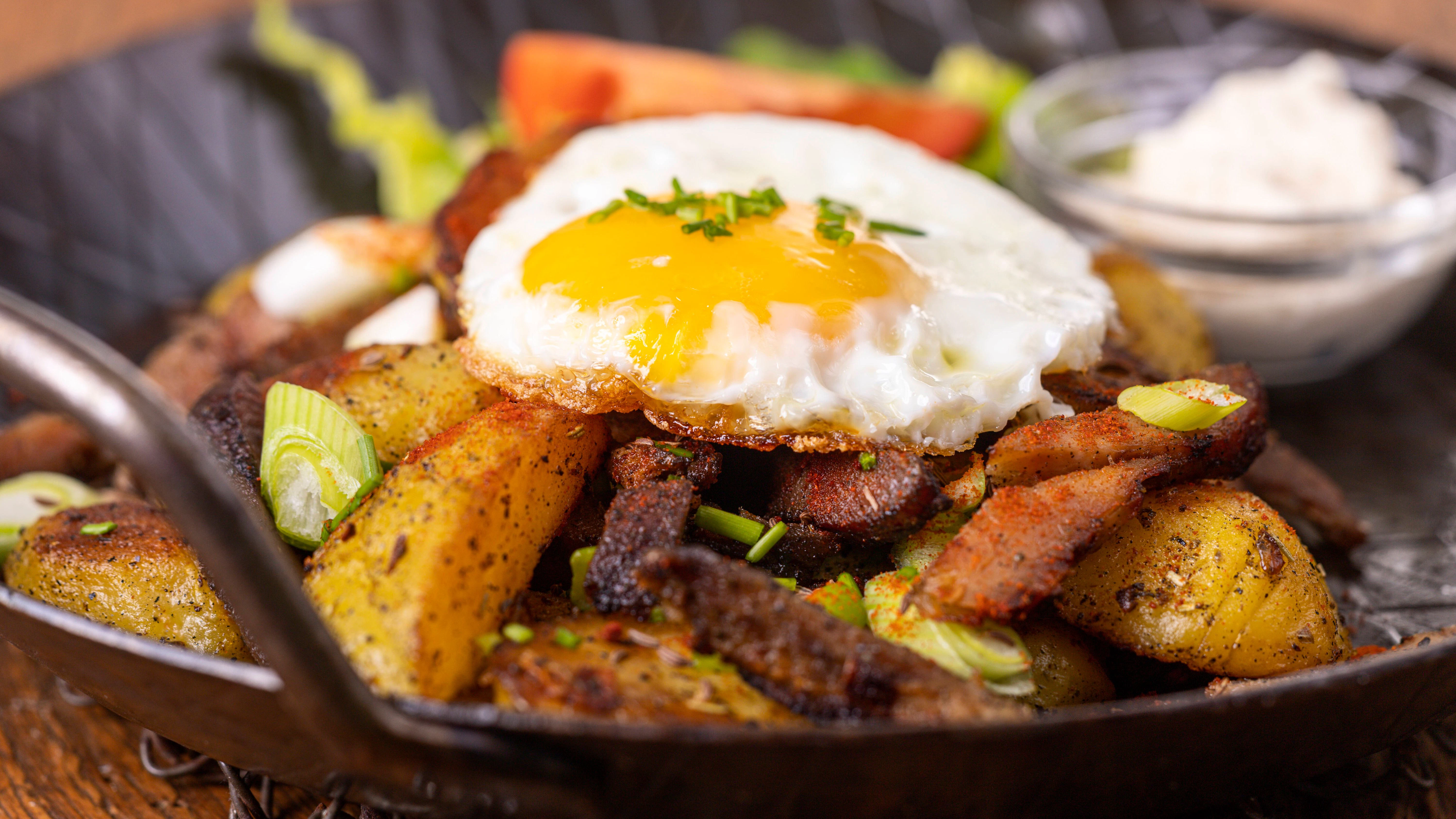 Das Spiegelei für die Kartoffel-Speck-Pfanne kann man auch extra anbraten.