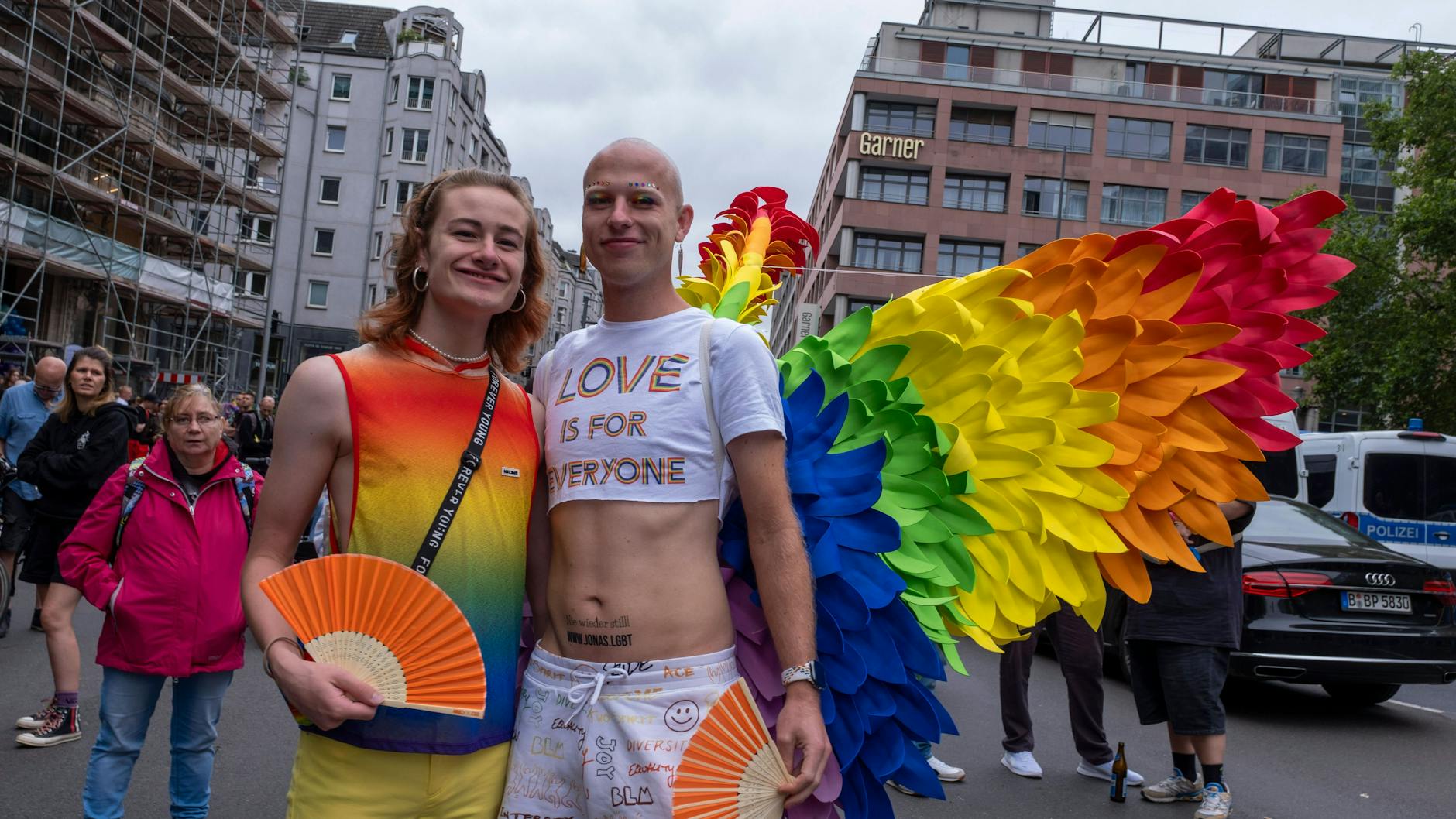 Die beiden CSD-Teilnehmer hatten ihr privaten Demo-Motto: „Love is for everyone“.