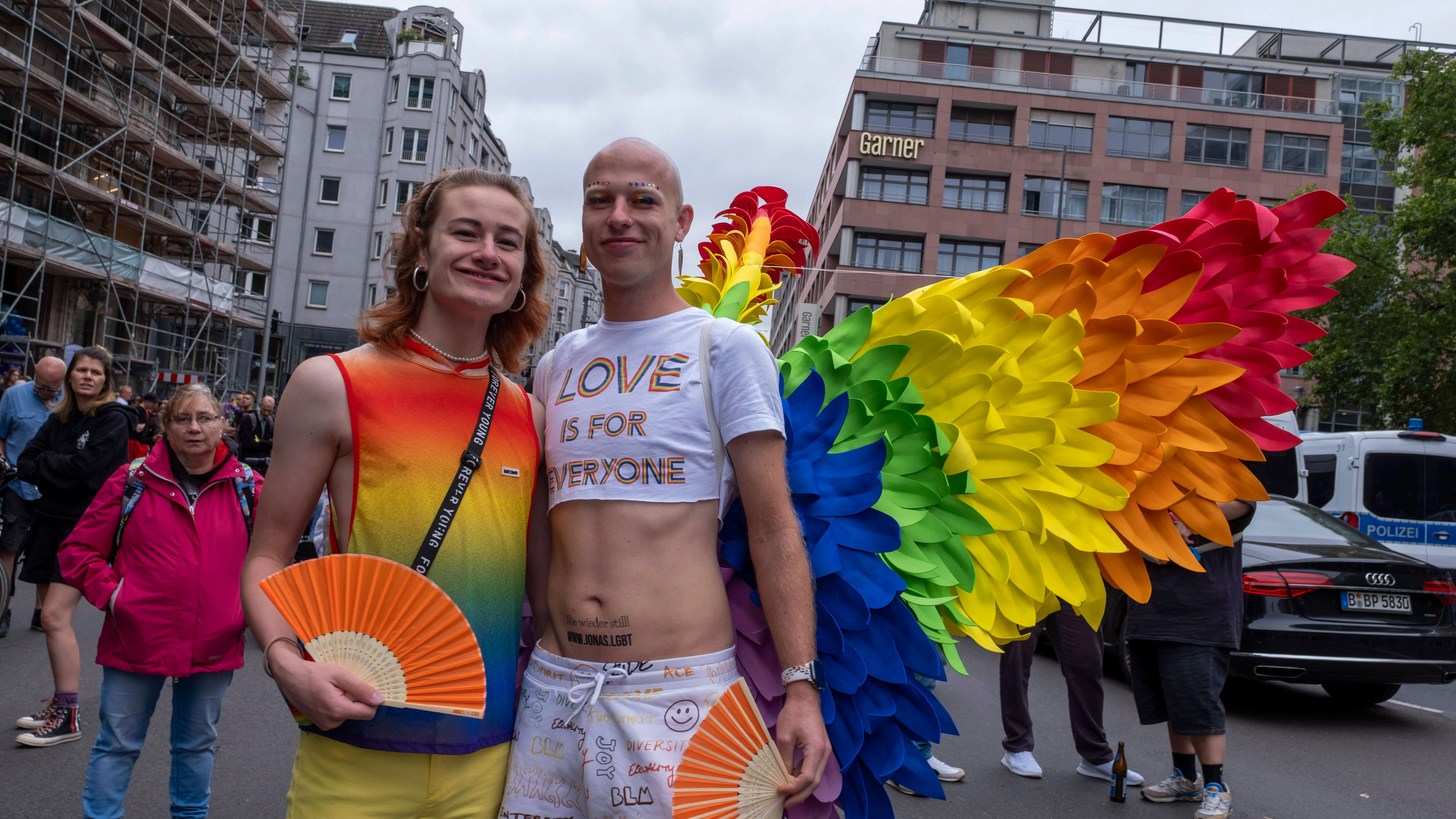 Die beiden CSD-Teilnehmer hatten ihr privaten Demo-Motto: „Love is for everyone“.