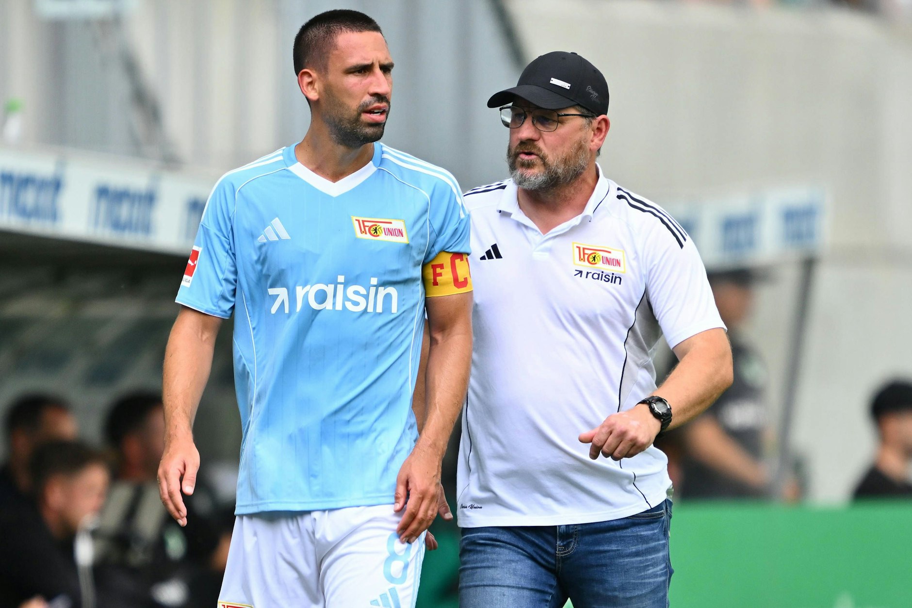 Vize-Kapitän Rani Khedira und Trainer Steffen Baumgart tragen zwar Blau und Weiß, arbeiten aber weiterhin in Köpenick für den 1. FC Union.