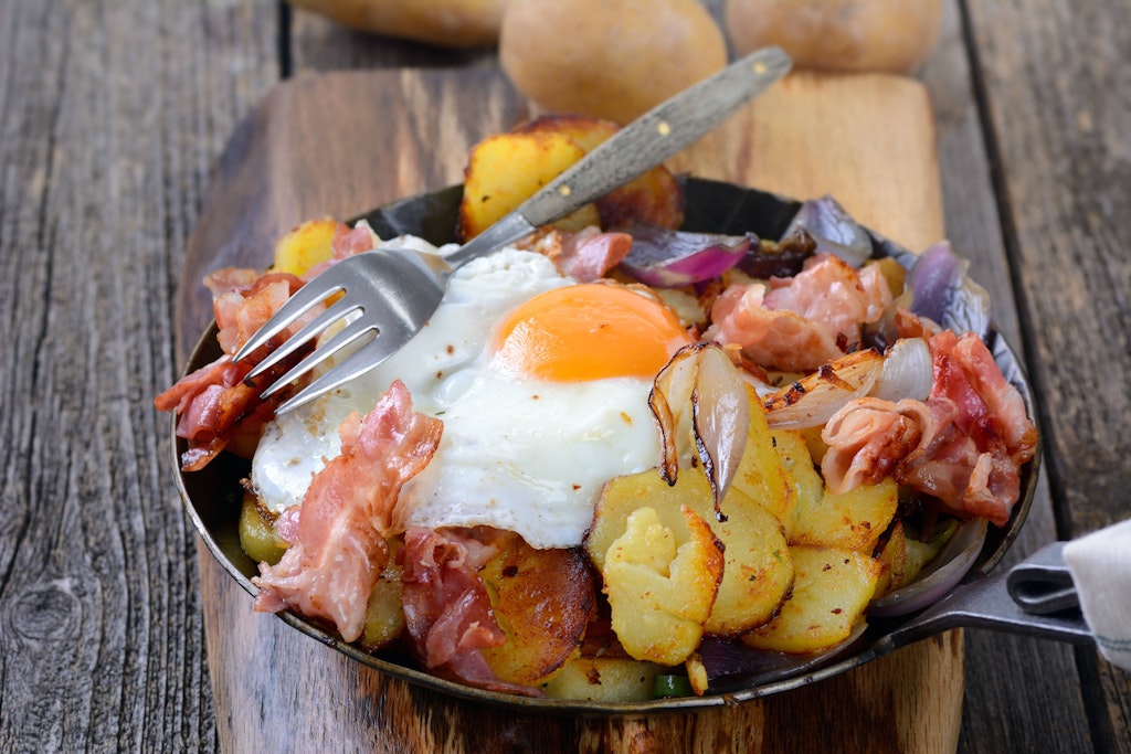 Schnelles-Abendbrot-Rezept-f-r-Kartoffel-Speck-Pfanne-mit-Spiegelei