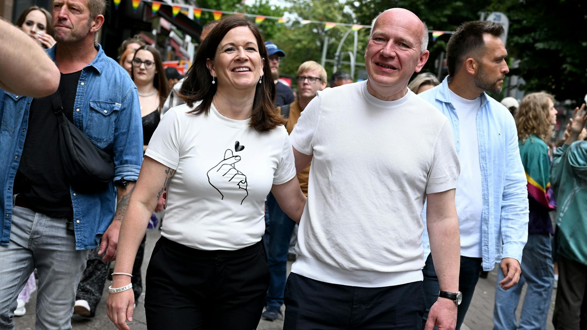 Auch der Regierende Kai Wegner (CDU) und seine Lebensgefährtin, die Bildungssenatorin Katharina Günther-Wünsch (CDU), reihten sich in den CSD-Zug ein.