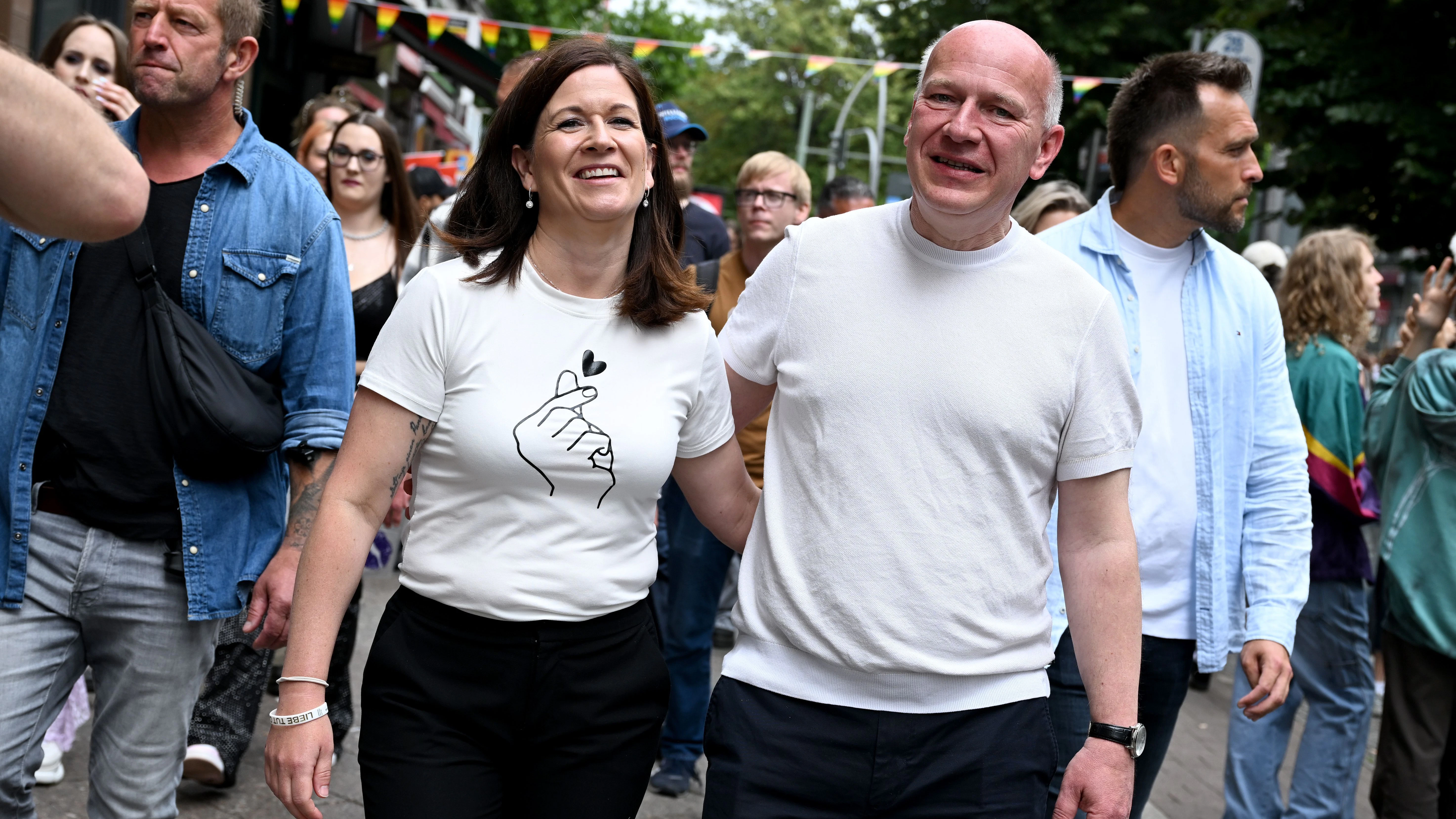 Auch der Regierende Kai Wegner (CDU) und seine Lebensgefährtin, die Bildungssenatorin Katharina Günther-Wünsch (CDU), reihten sich in den CSD-Zug ein.