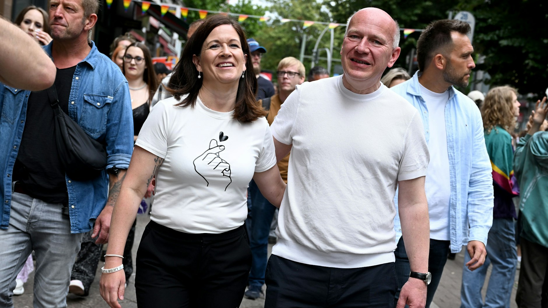 Auch der Regierende Kai Wegner (CDU) und seine Lebensgefährtin, die Bildungssenatorin Katharina Günther-Wünsch (CDU), reihten sich in den CSD-Zug ein.