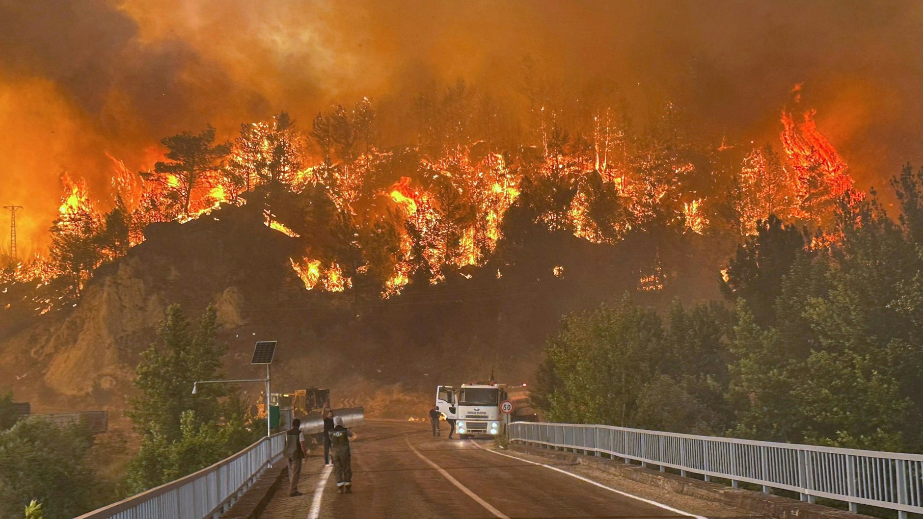 Ein Waldbrand wütet in einem Waldgebiet in der Nähe des Dorfes Cavuslar im Bezirk Karabuk im Nordwesten der Türkei. 