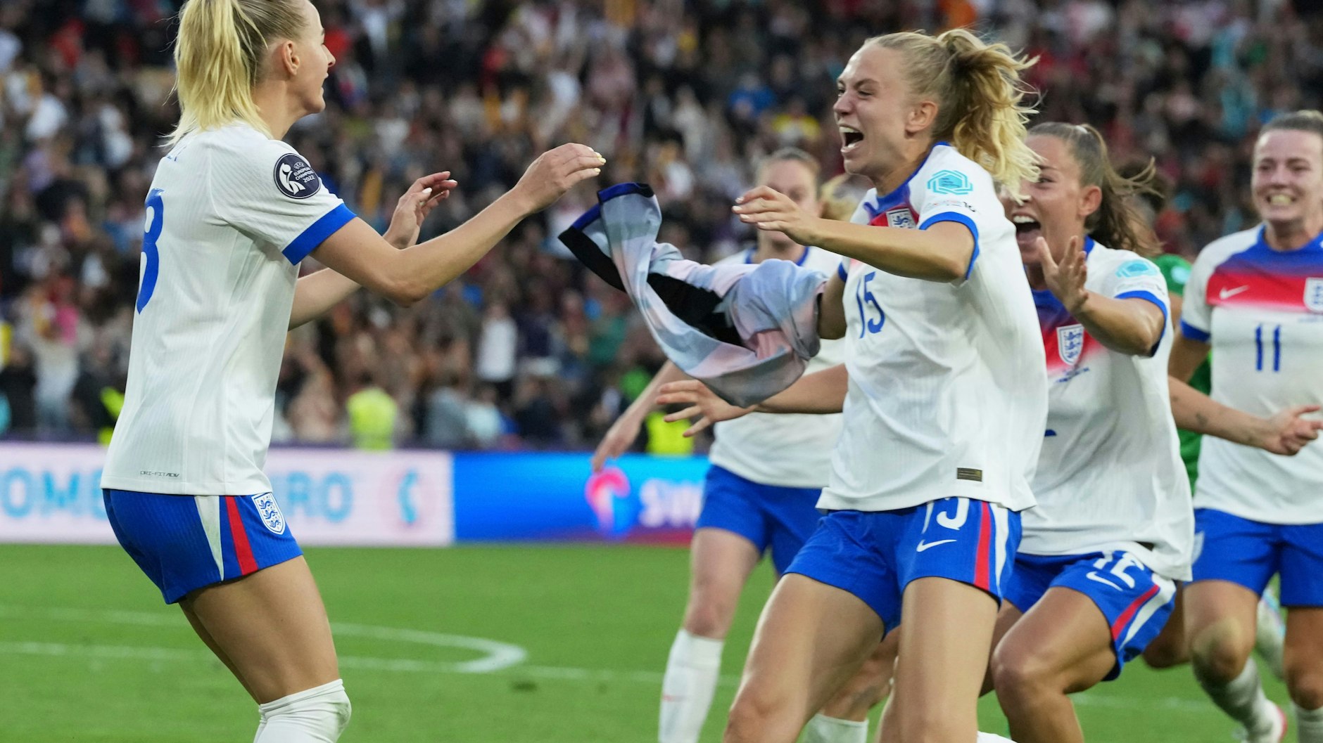 Die englischen Fußballerinnen feiern ihren Triumph