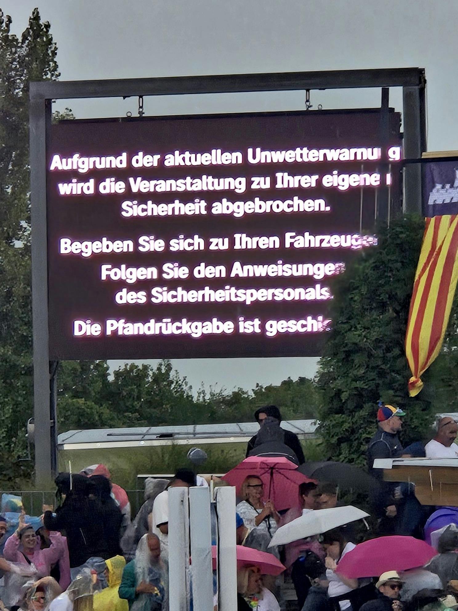 Über eine Anzeigentafel werden die Besucher des„ ZDF-Fernsehgarten“ über den Abbruch der Sendung informiert.
