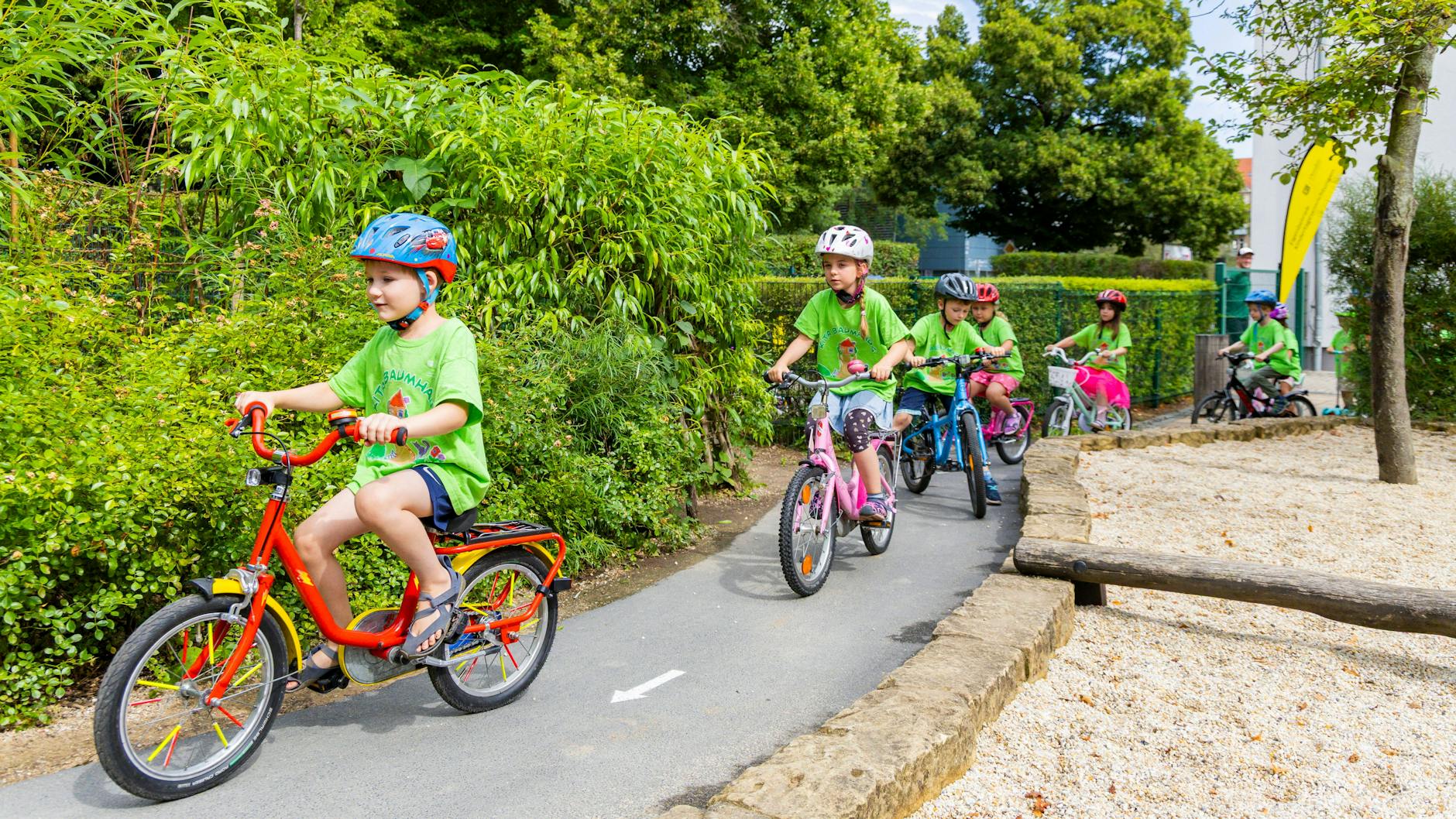 Damit Kinder sicher Fahrrad fahren, muss geübt werden.