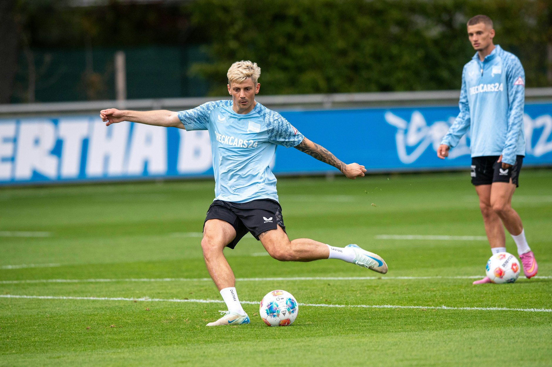 Im Training tragen Stürmer Dawid Kownacki und seine neuen Kollegen bei Hertha BSC Himmelblau.