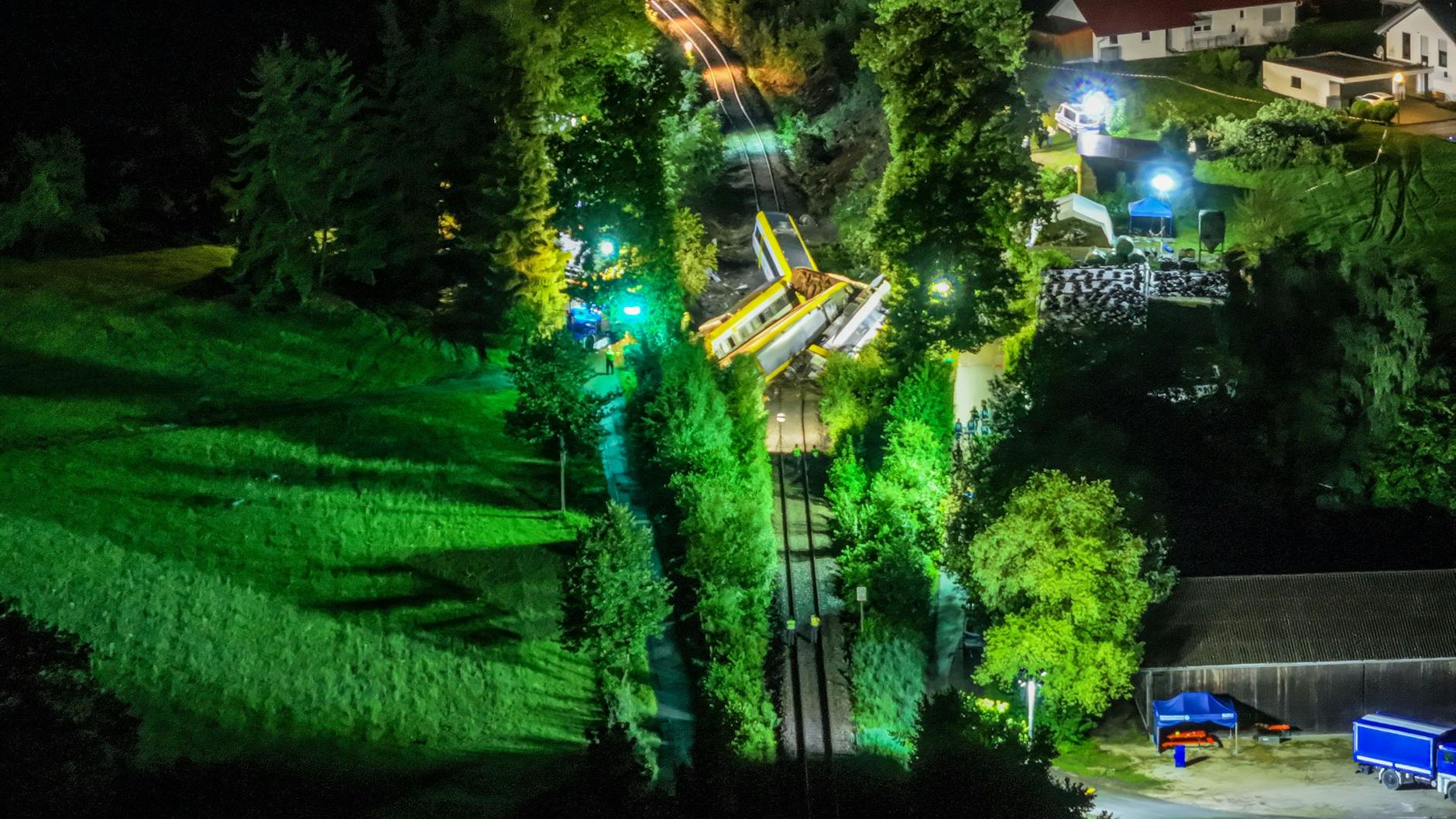 Der Blick von oben auf die Unglücksstelle: Der Personenzug ist zwischen den Ortsteilen Zwiefaltendorf und Zell entgleist. Ringsherum stehen Zelte der Rettungskräfte.