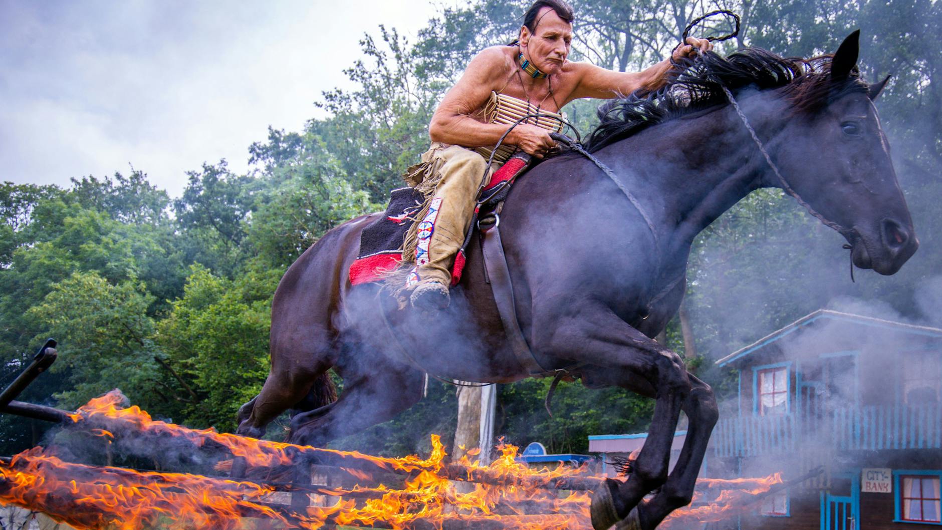 Training für die neue Wild-West-Show: Wolfgang Kring springt mit seinem Pferd Hilde über ein brennendes Hindernis.