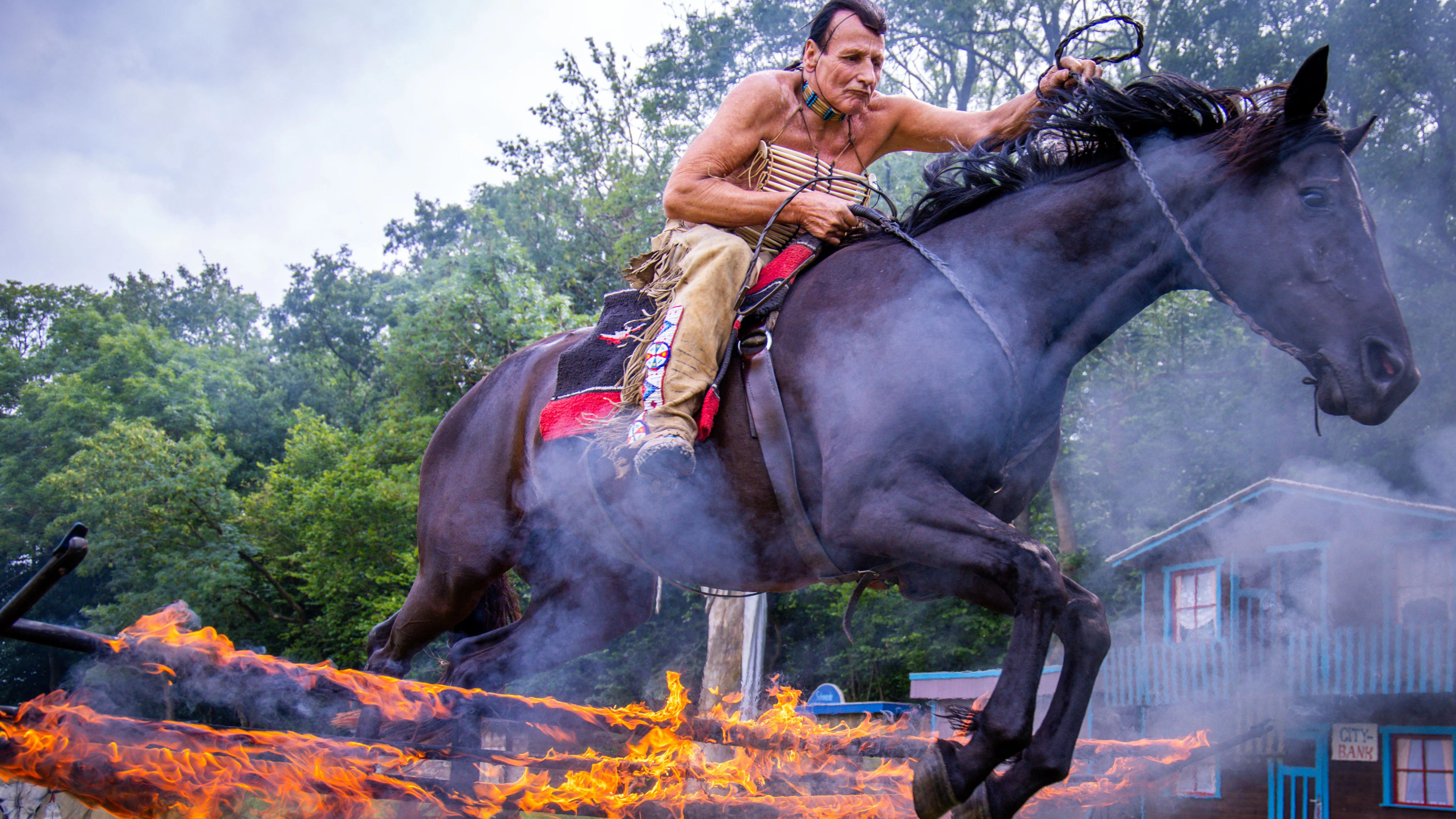 Training für die neue Wild-West-Show: Wolfgang Kring springt mit seinem Pferd Hilde über ein brennendes Hindernis.