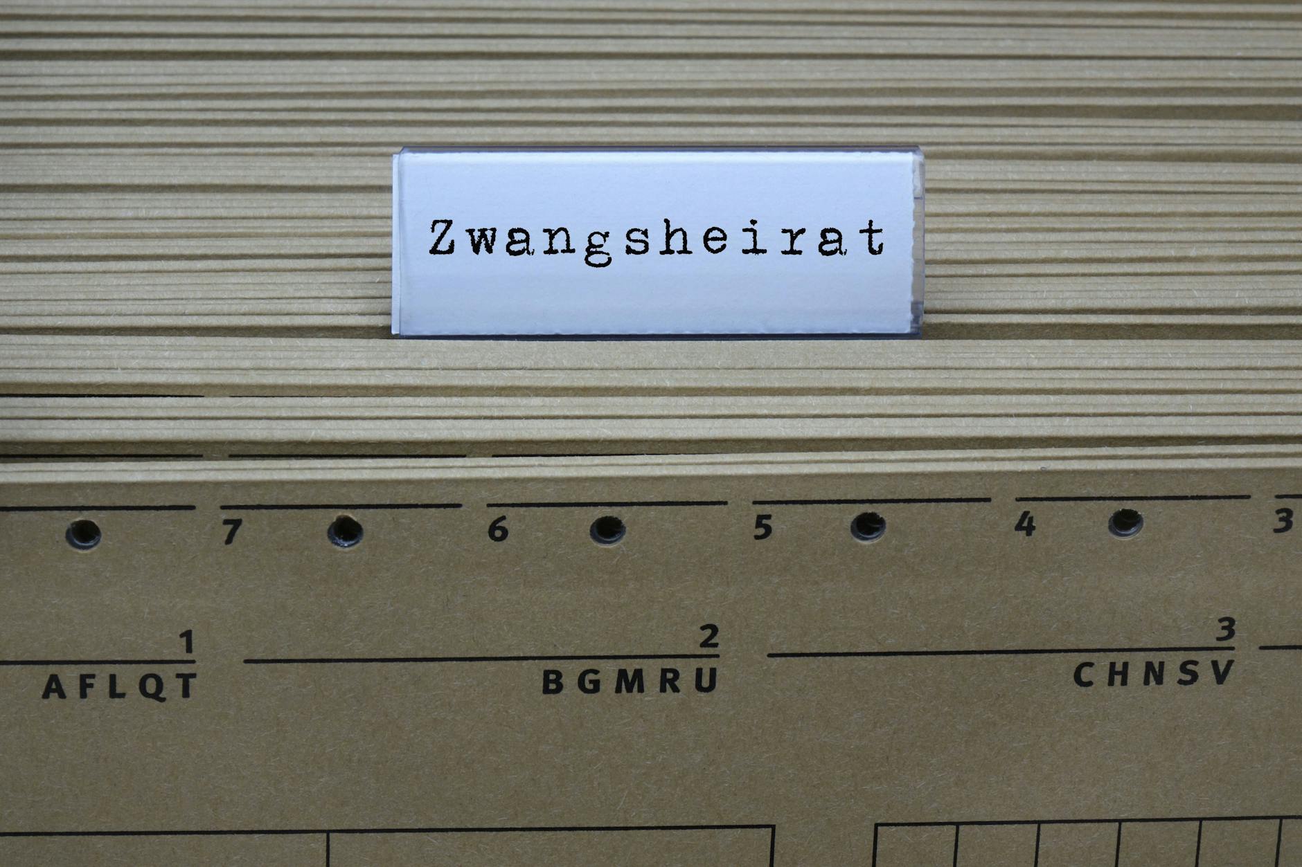 Zwangsheirat ist in Deutschland strafbar, seit 2011 drohen bis zu fünf Jahre Haft bei Zwang durch Gewalt oder Drohungen.