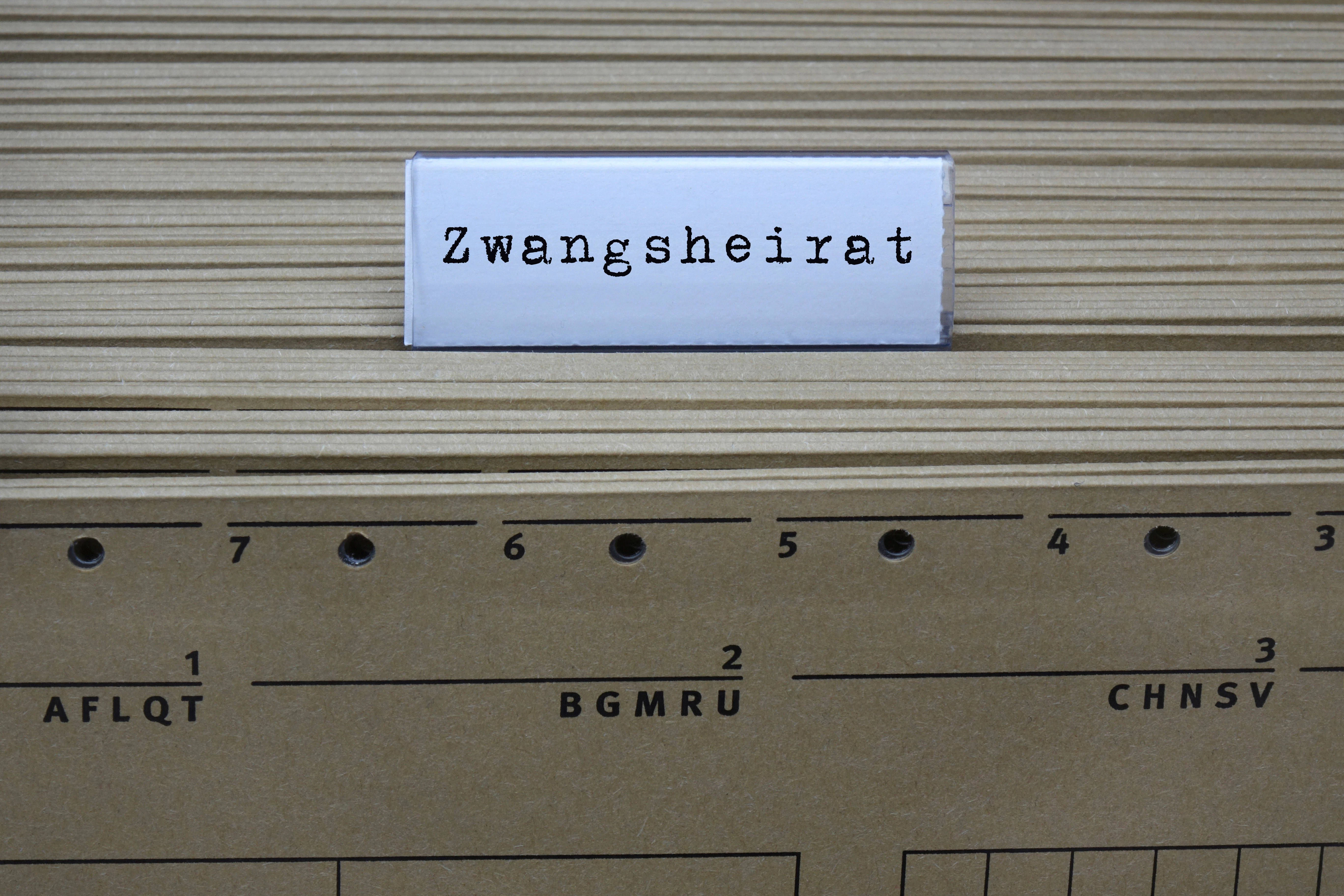 Zwangsheirat ist in Deutschland strafbar, seit 2011 drohen bis zu fünf Jahre Haft bei Zwang durch Gewalt oder Drohungen.