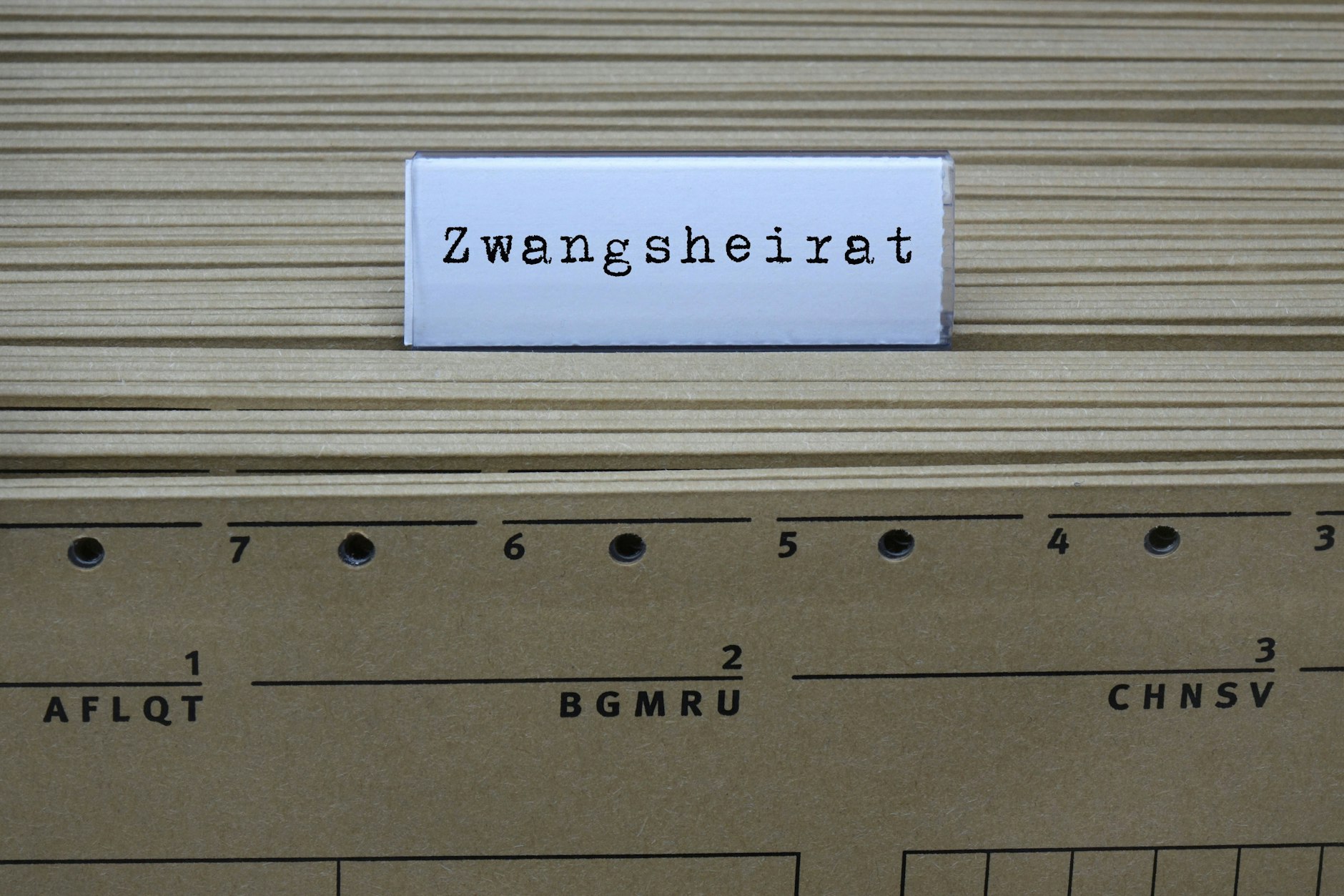 Zwangsheirat ist in Deutschland strafbar, seit 2011 drohen bis zu fünf Jahre Haft bei Zwang durch Gewalt oder Drohungen.