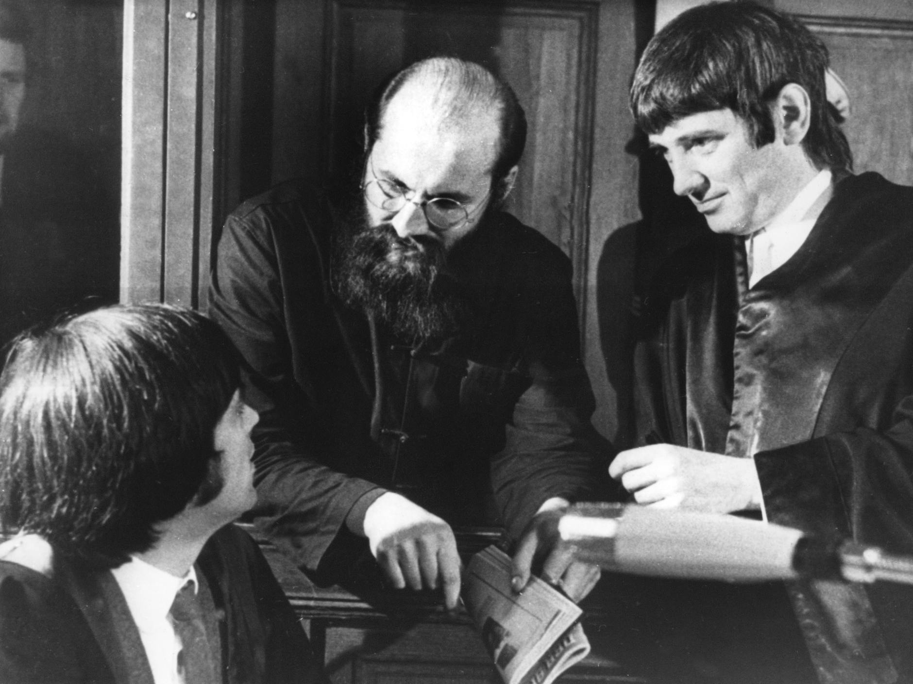 Im Oktober 1973: Im RAF-Prozess wird der Angeklagte Horst Mahler (Mitte) von den Anwälten Otto Schily (re, späterer SPD-Innenminister) und Hans-Christian Ströbele (li., späterer Grünen-Bundestagsabgeordneter) verteidigt.
