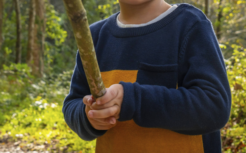 Kinder-10-12-schlagen-mit-Holzlatte-auf-94-J-hrige-ein