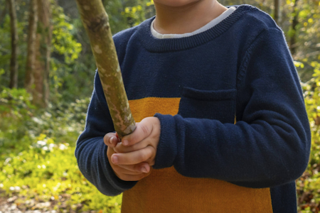 Kinder (10,12) schlagen mit Holzlatten auf 94-Jährige ein