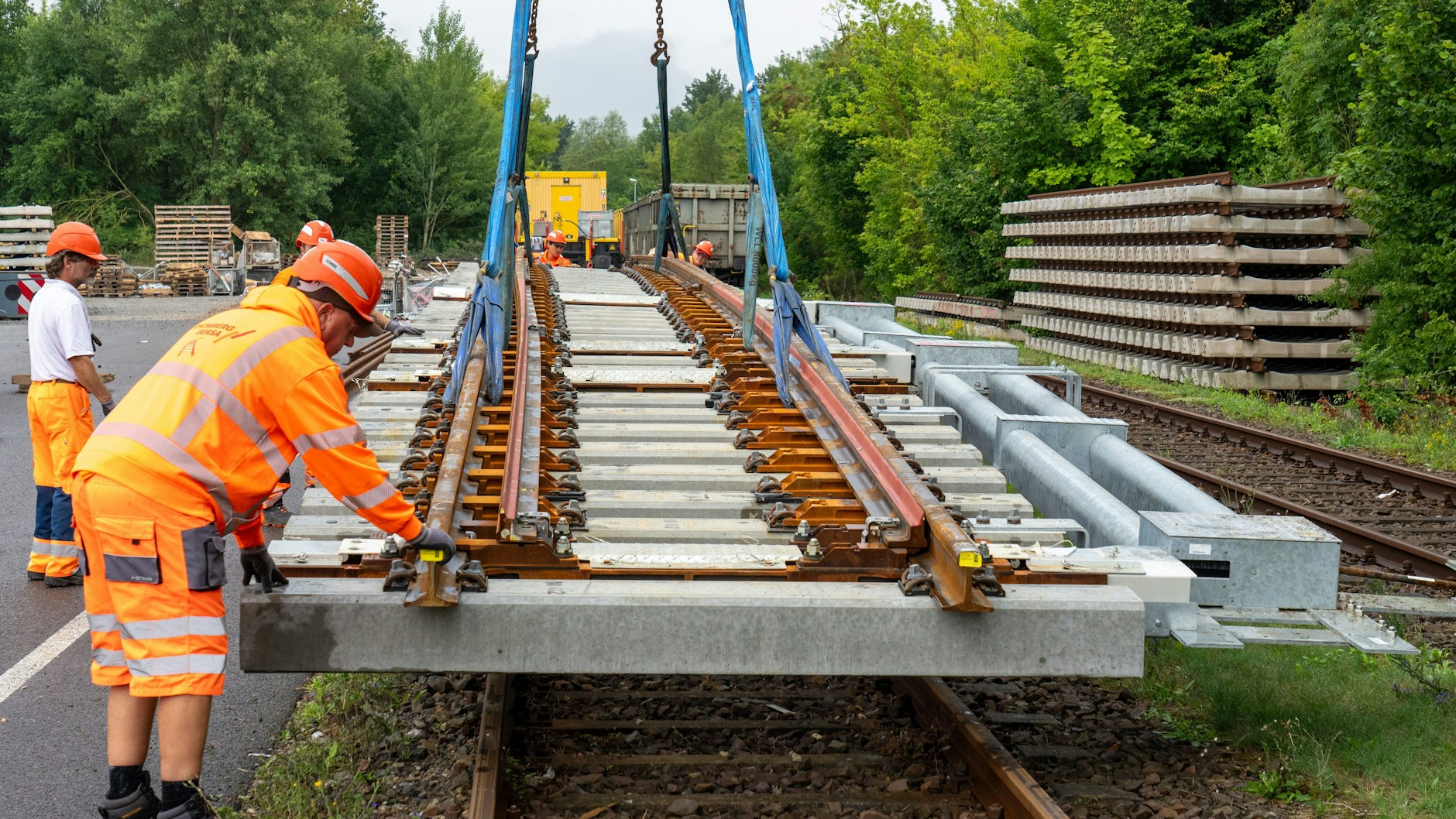 Arbeiter transportieren bei Brieselang&nbsp; mit Hilfe eines Eisenbahndrehkrans eine fertig montierte Weiche für den Ausbau der Bahnstrecke Berlin - Hamburg.