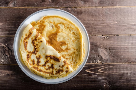 Hier können Kinder mithelfen: Rezept für Omas Eierkuchen mit Äpfeln