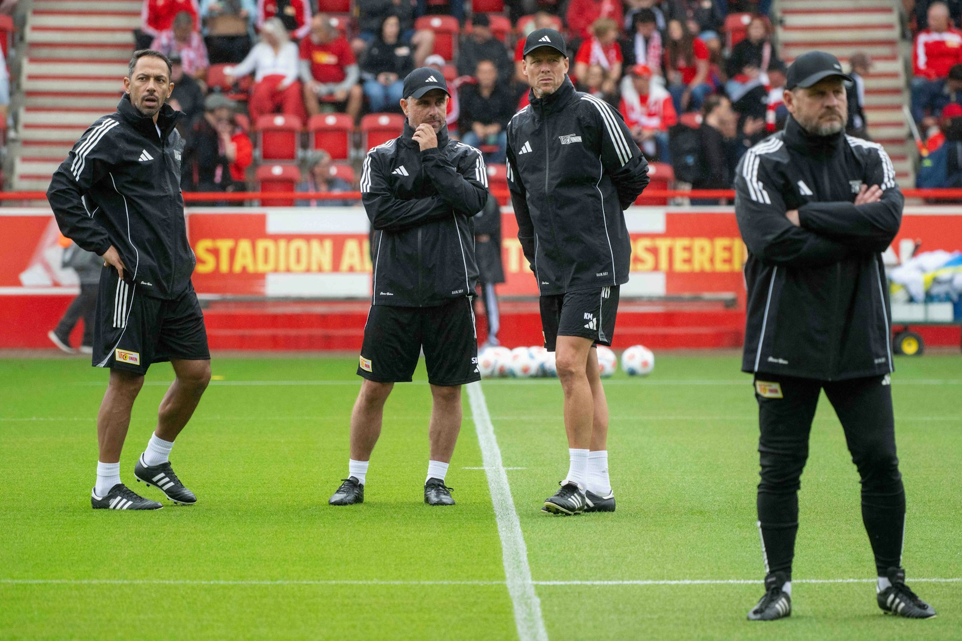Im Hintergrund, aber wichtig: Die Co-Trainer Danilo de Souza, Sebastian Bönig und Kevin McKenna unterstützen Chefcoach Steffen Baumgart (v. l.).