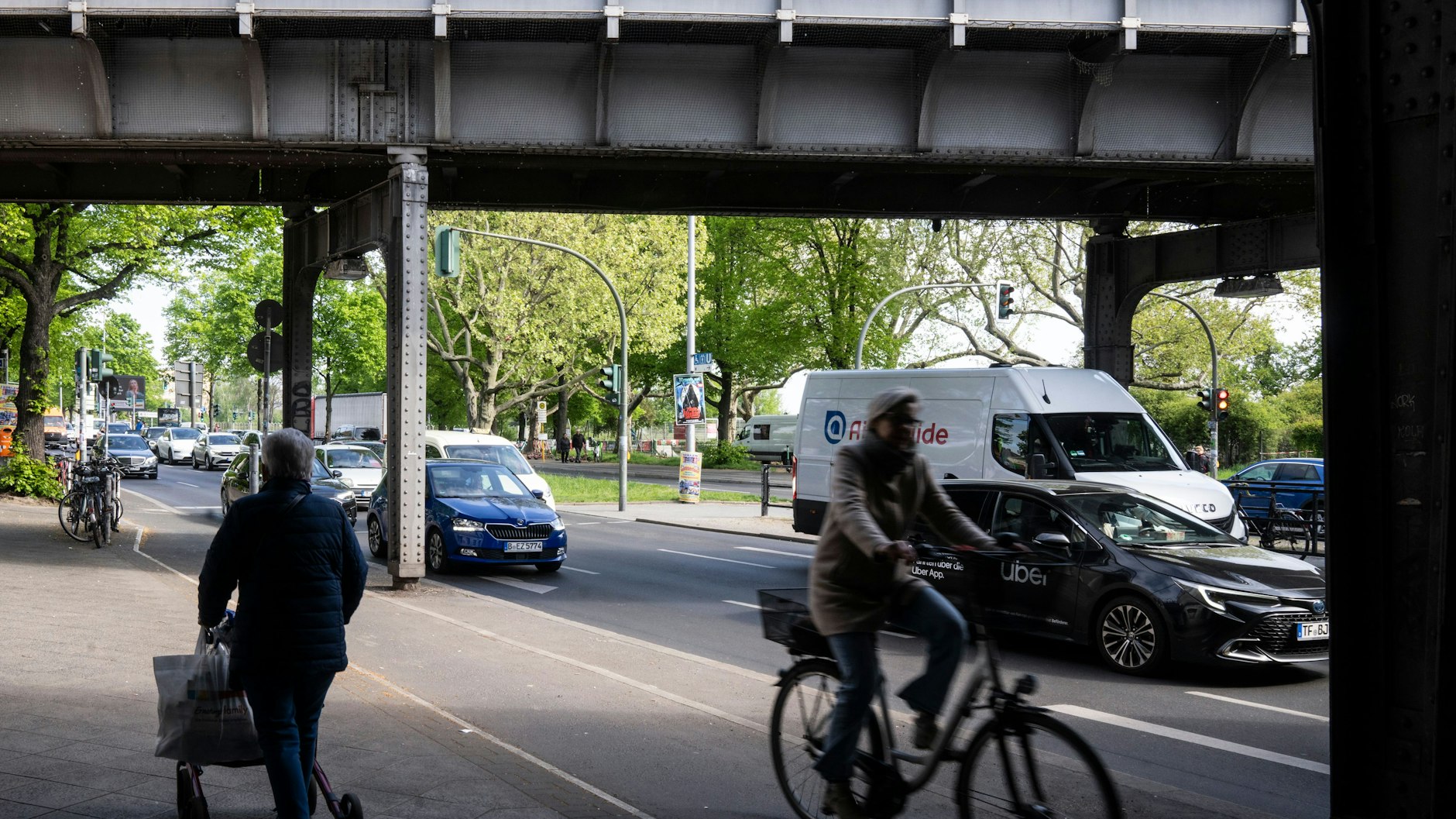 Ungewöhnlicher Einsatz für die Polizei auf dem Tempelhofer Damm: Bei einer Spritztour mit Papas Auto verursacht ein 14-Jähriger mehrere Unfälle.