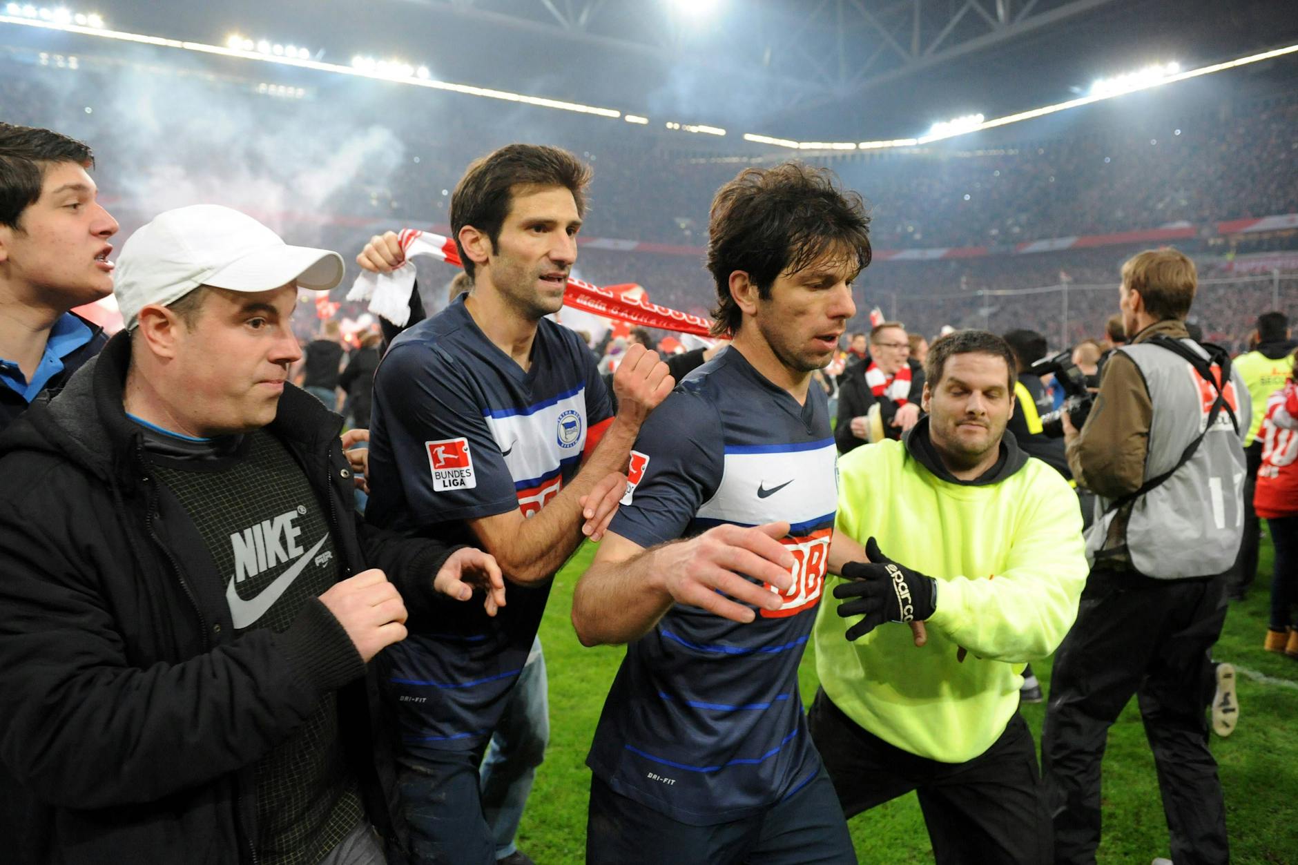 Das Debakel von Düsseldorf: Lewan Kobiaschwili und Hertha BSC stiegen 2012 nach dem Skandalspiel in der Relegation trotz des Platzsturmes der Fortuna-Fans ab.