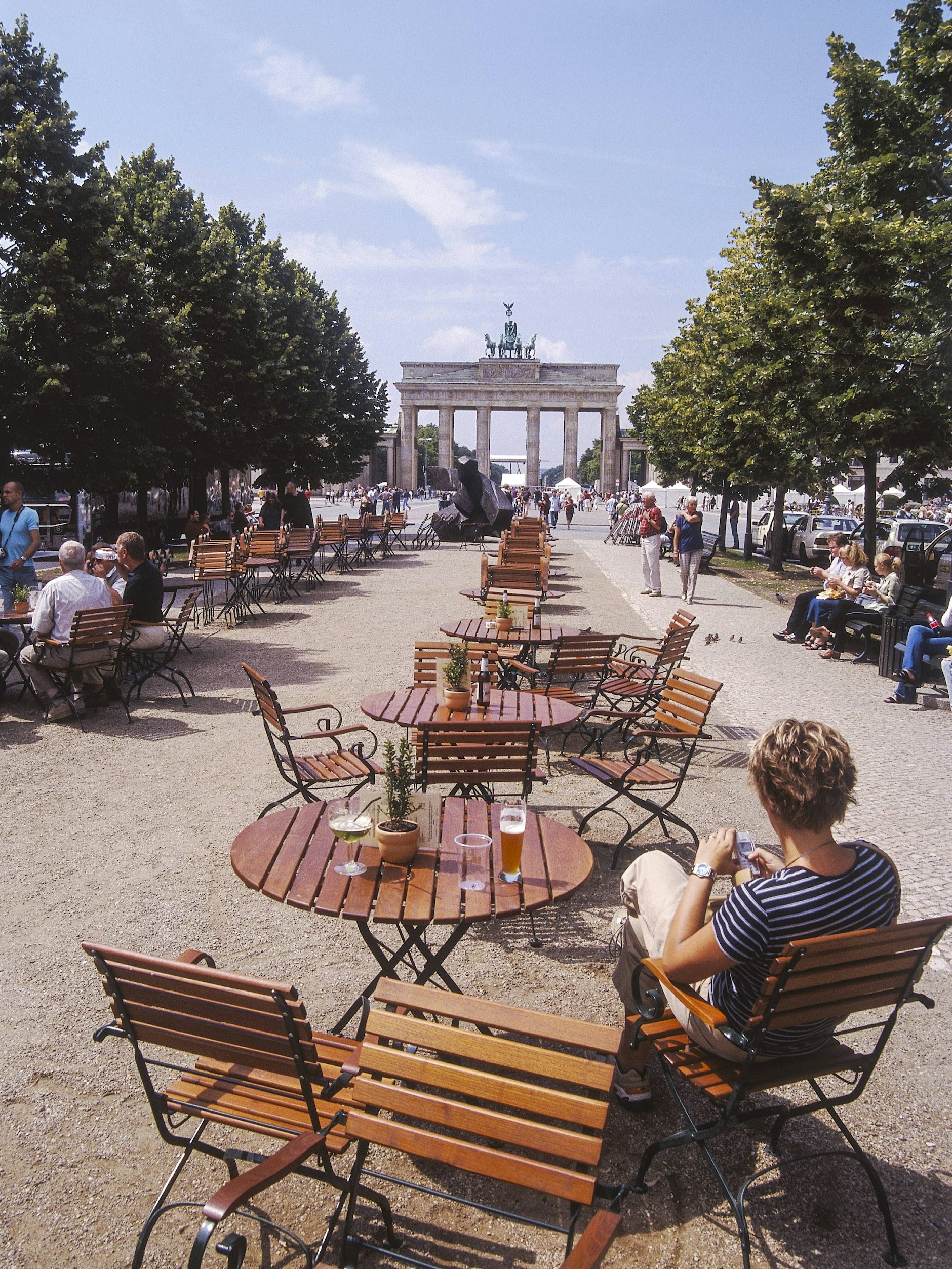 Viele freie Plätze in den Straßen-Café, nur wenige schlendernde Touristen. Wie hier vor dem Brandenburger Tor.