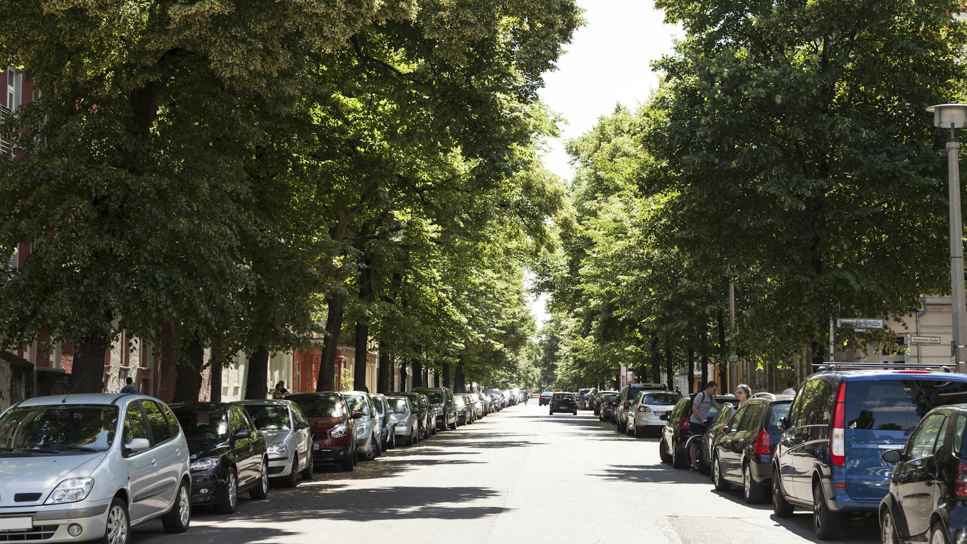 Kein Parkplatz frei – so ist es in vielen Wohngebieten Berlins. Doch kaum sind Ferien, muss man nicht mehr um Parklücken kämpfen.