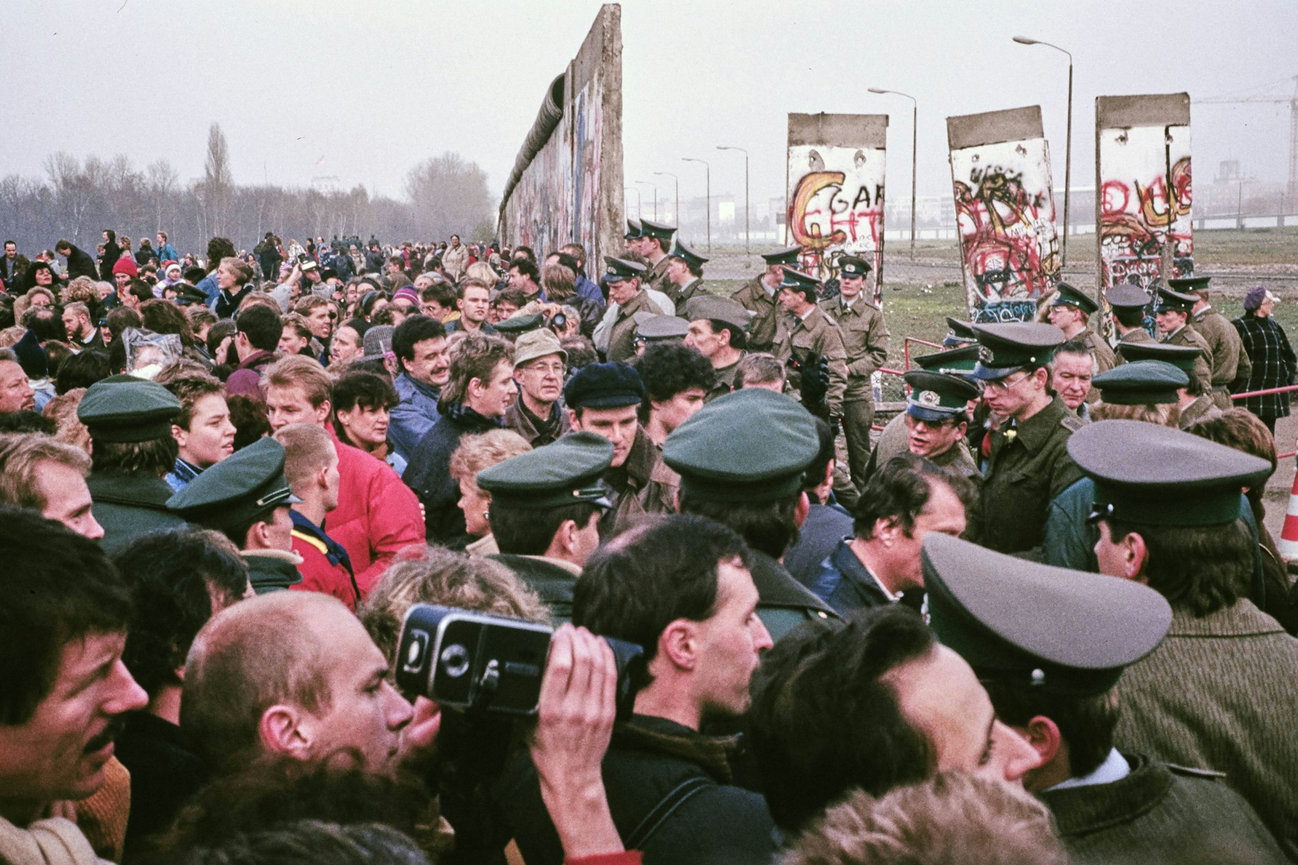 Der Mauerfall. Archivbilder der Woche KW19 Berlin, Deutschland, 1989. Das Foto ist am Potsdamer Platz in Berlin aufgenommen worden. Menschen drängen aus dem Westen in den Osten, vorbei an Sicherheitskräften aus Ost und West.