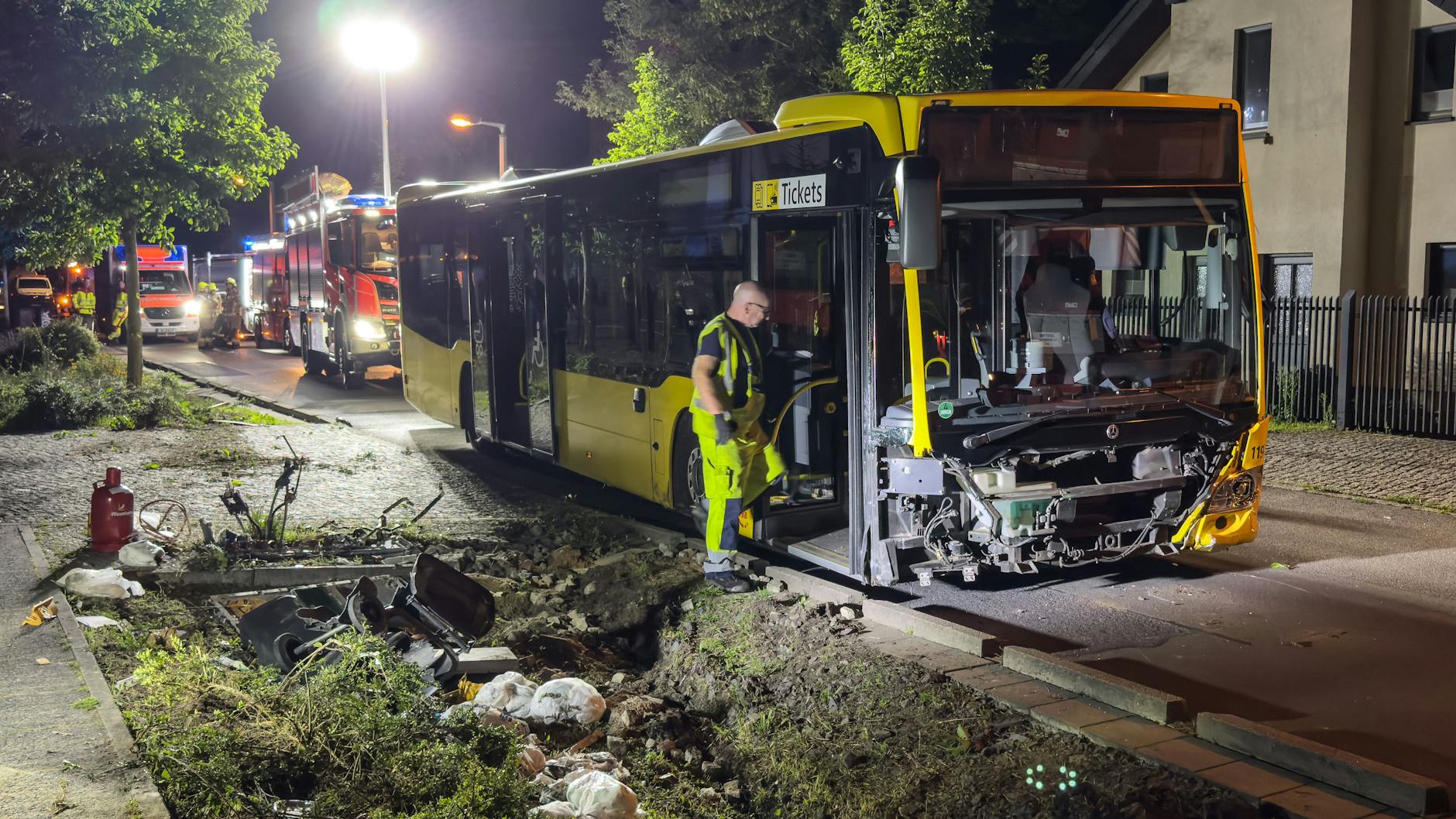 Der Fahrer des verunfallten Busses kam in ein Krankenhaus.