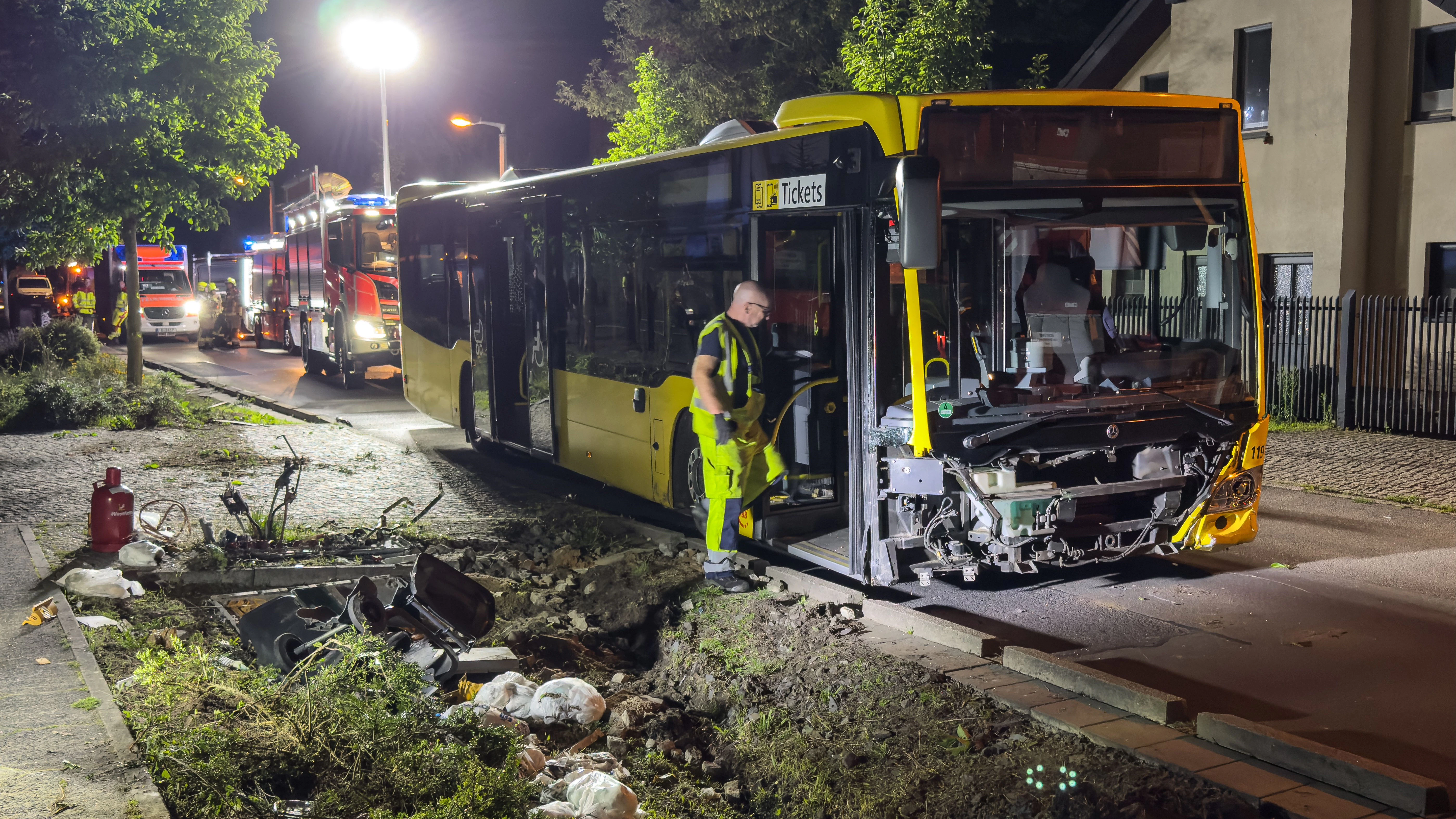 Der Fahrer des verunfallten Busses kam in ein Krankenhaus.