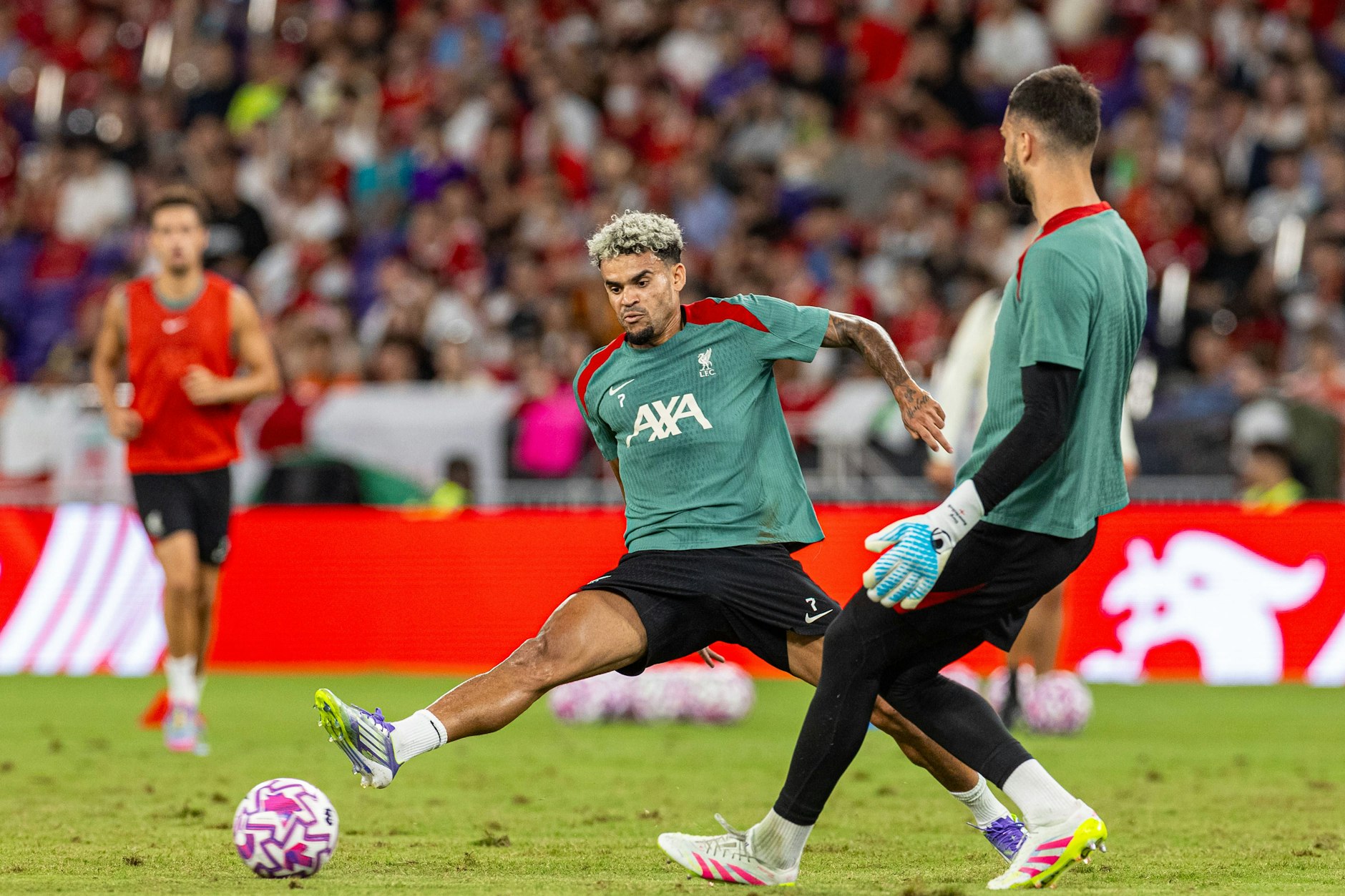 Einen großen Schritt macht Luis Diaz (28) mit seinem Wechsel vom FC Liverpool zum FC Bayern vor allem in Sachen Gehalt. Der Kolumbianer verdient in München fast fünfmal so viel wie in England. 