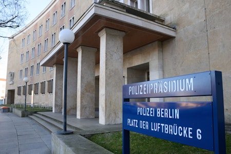 Berliner Polizist von Kollegen bei Drogendeal auf der Straße erwischt