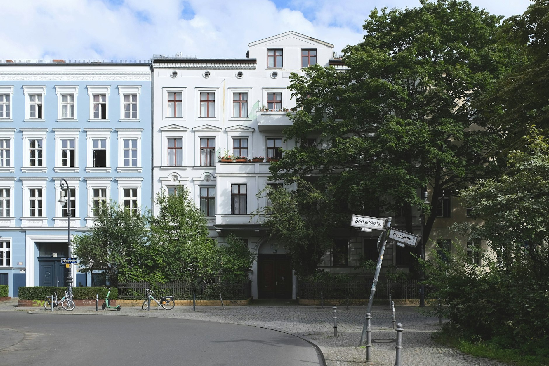 Am Fraenkelufer, an der Ecke Erkelenzdamm. Hier ist eine beliebten Kreuzberger Wohngegend, wo die Jugendliche beraubt und sexuell belästigt wurde. (Archivfoto)