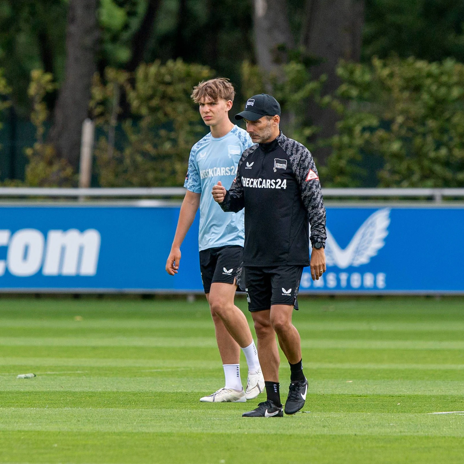 Hertha-Trainer Stefan Leitl und sein Musterschüler Kennet Eichhorn auf dem Schenckendorffplatz.