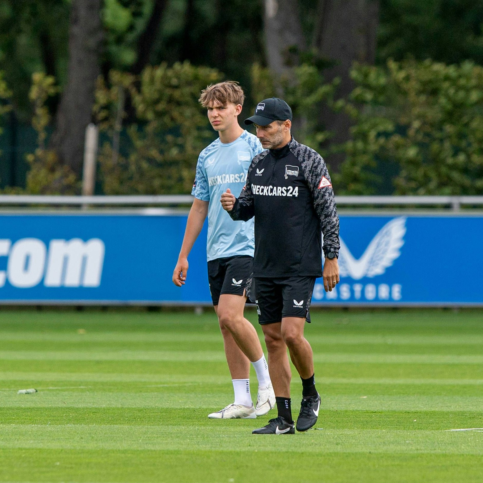 Hertha-Trainer Stefan Leitl und sein Musterschüler Kennet Eichhorn auf dem Schenckendorffplatz.