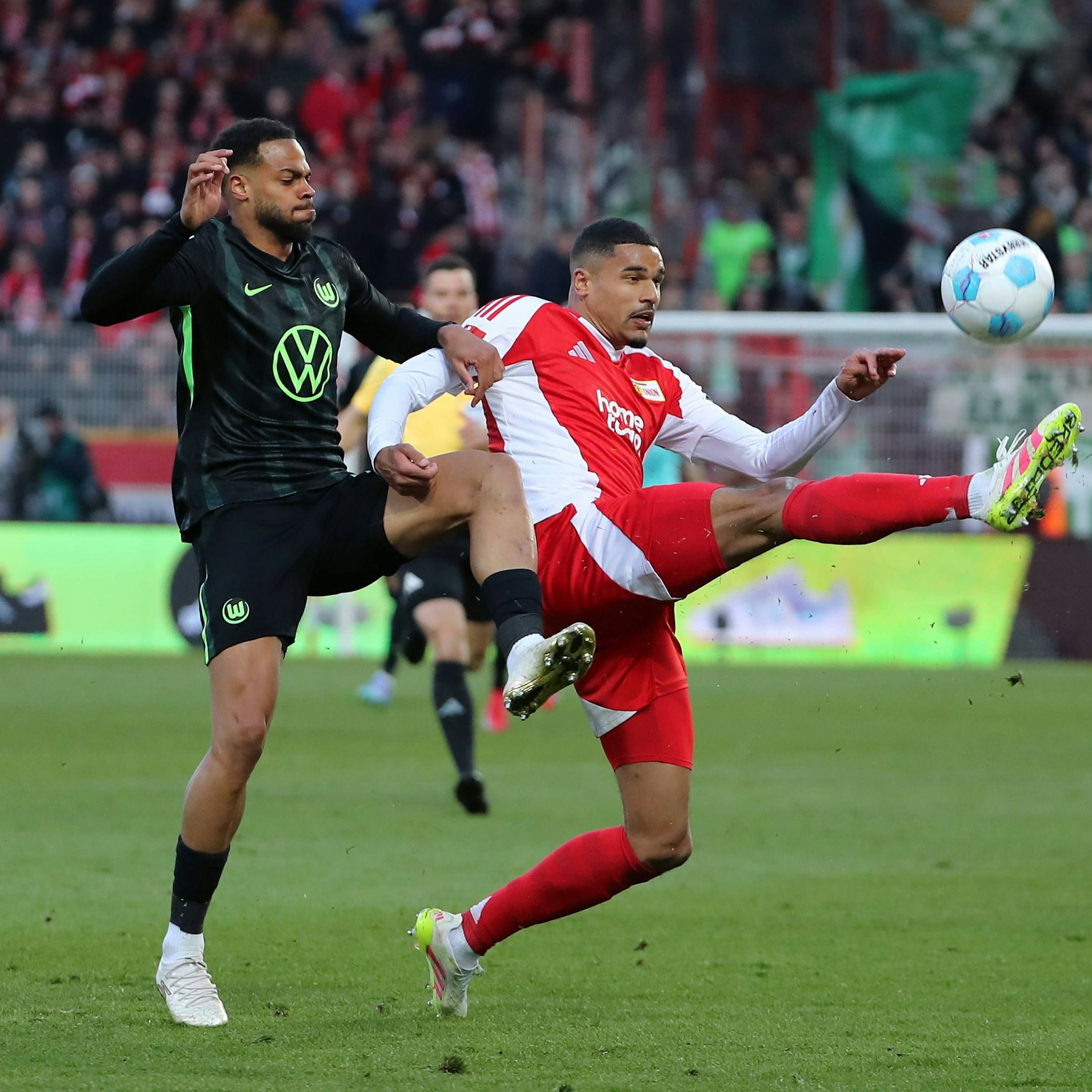 Unions Danilho Doekhi räumt in der Abwehr ab. Hier gegen Wolfsburgs Lukas Nmecha.